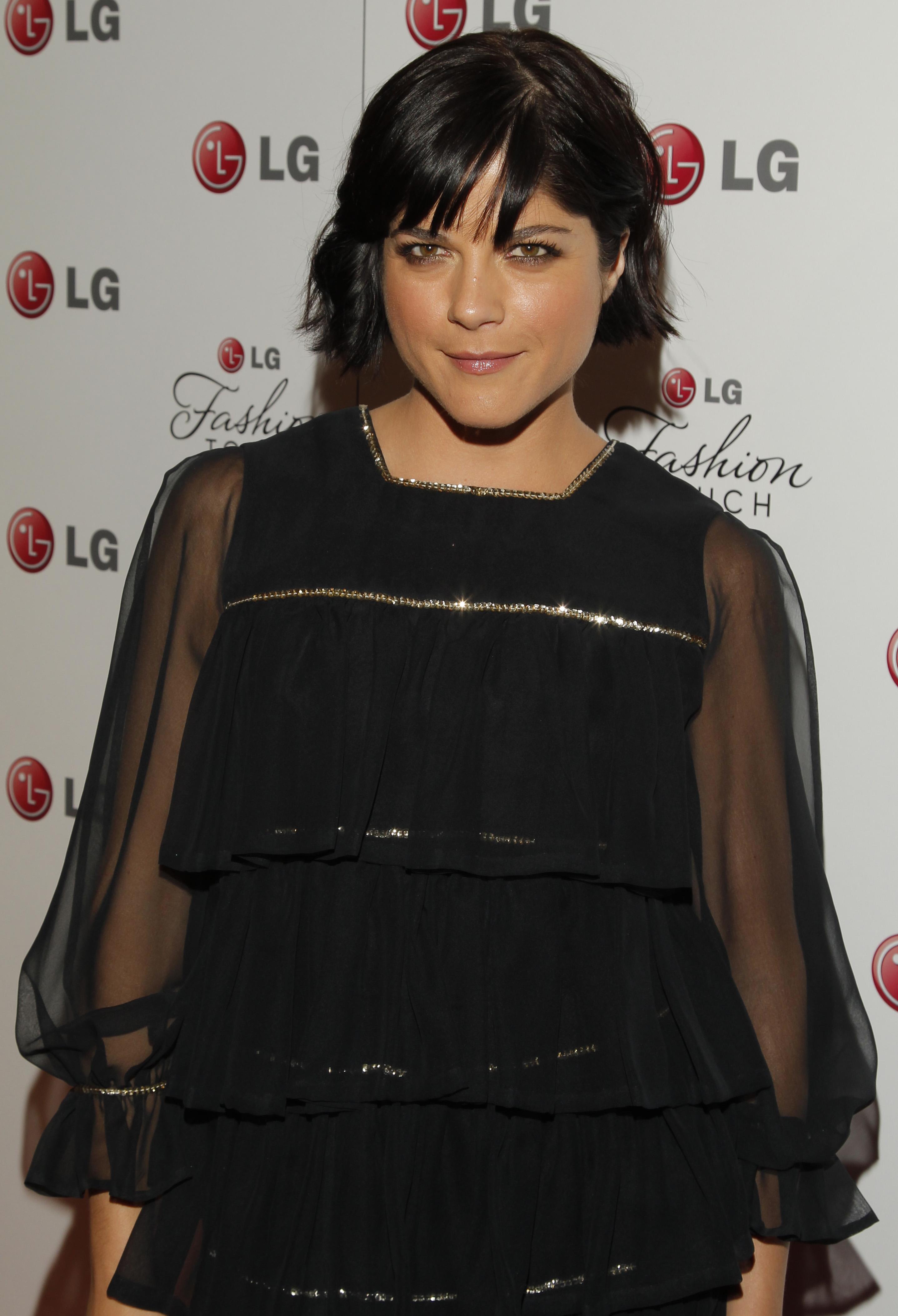 2874x4212 Selma Blair, May 2010
