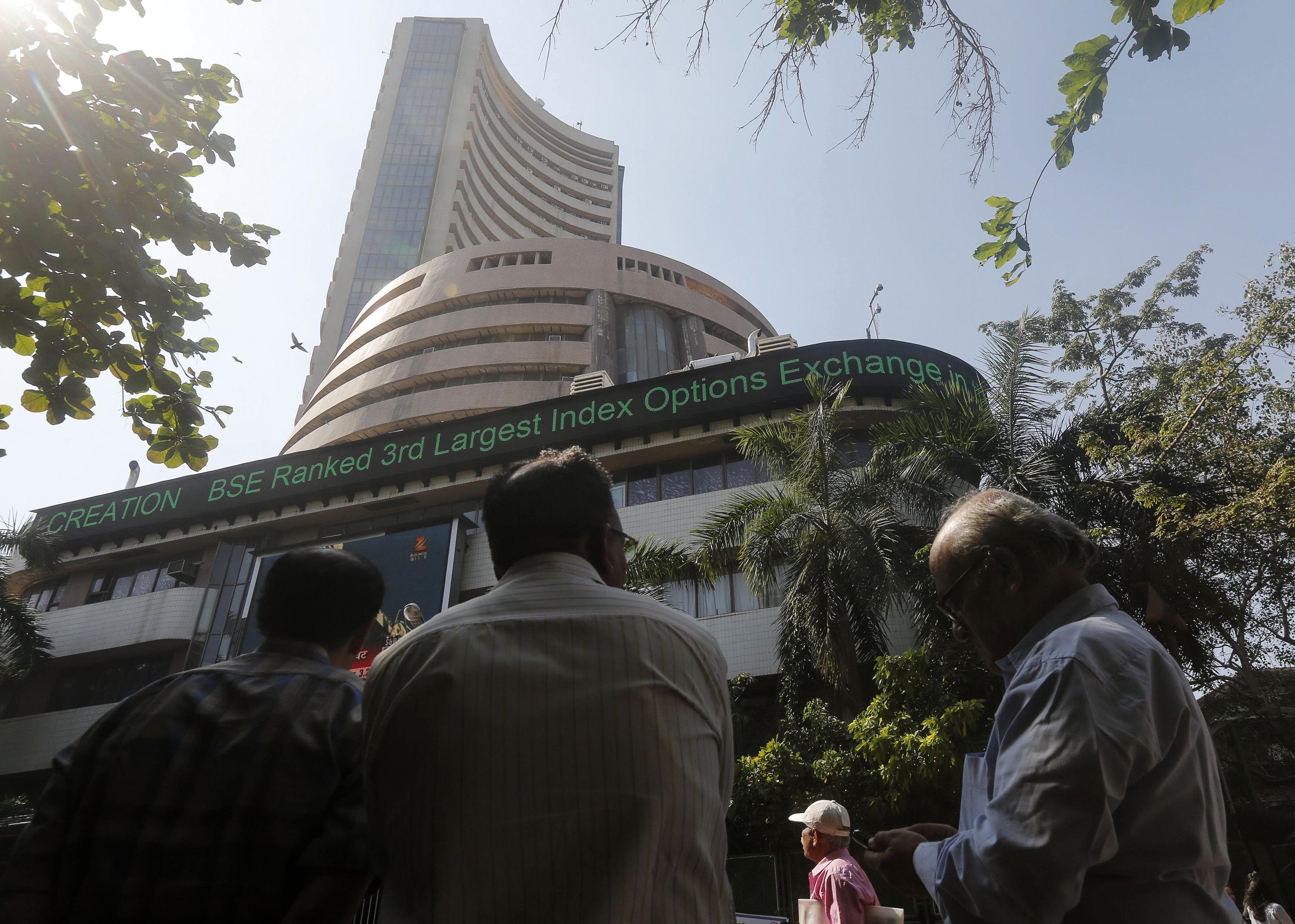 3500x2497 Indian shares end higher on bank, metals boost as Omicron jitters wane
