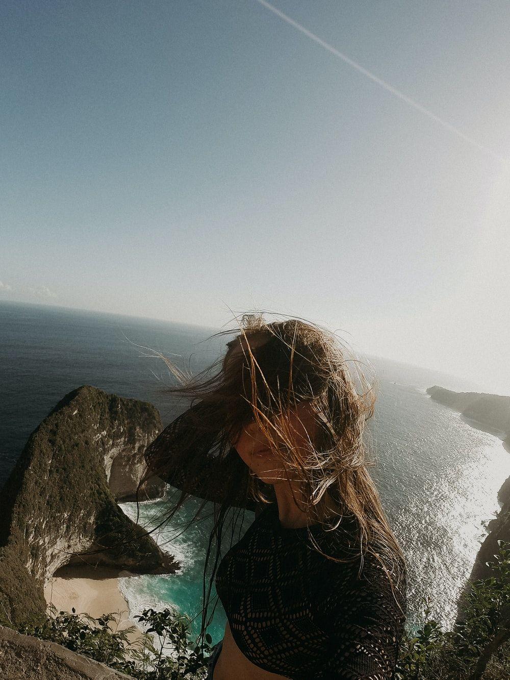 1000x1333 Traveling Women Wallpaper