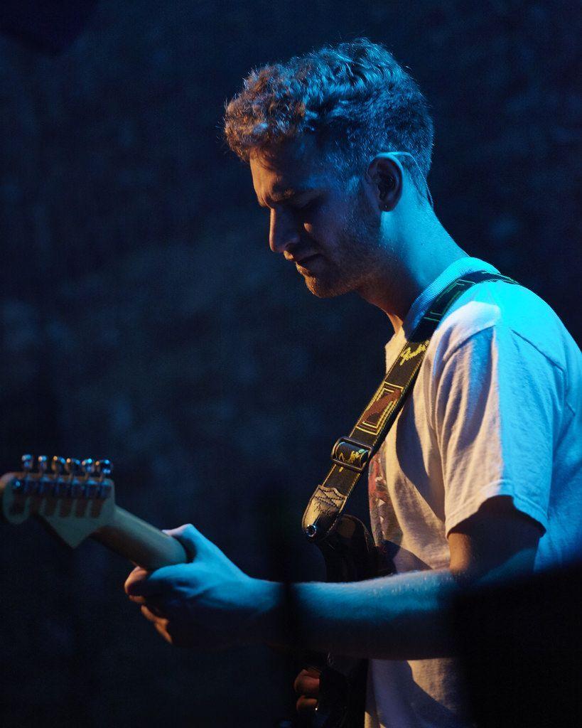 819x1024 Tom Misch iPhone Wallpaper