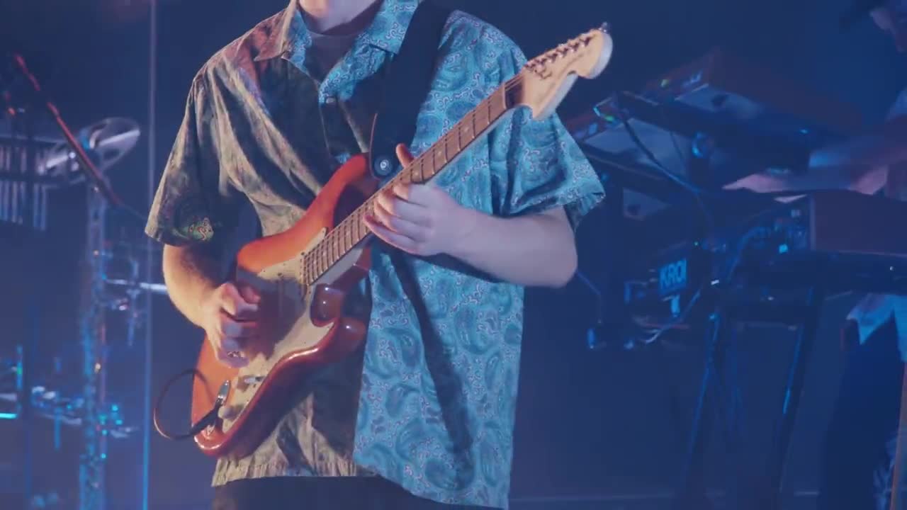 1280x720 Tom Misch and his Fender