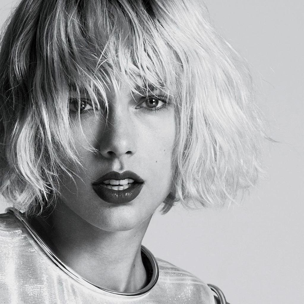 1024x1024 Taylor Swift Bw Dark Face Singer iPad Wallpaper Free Download