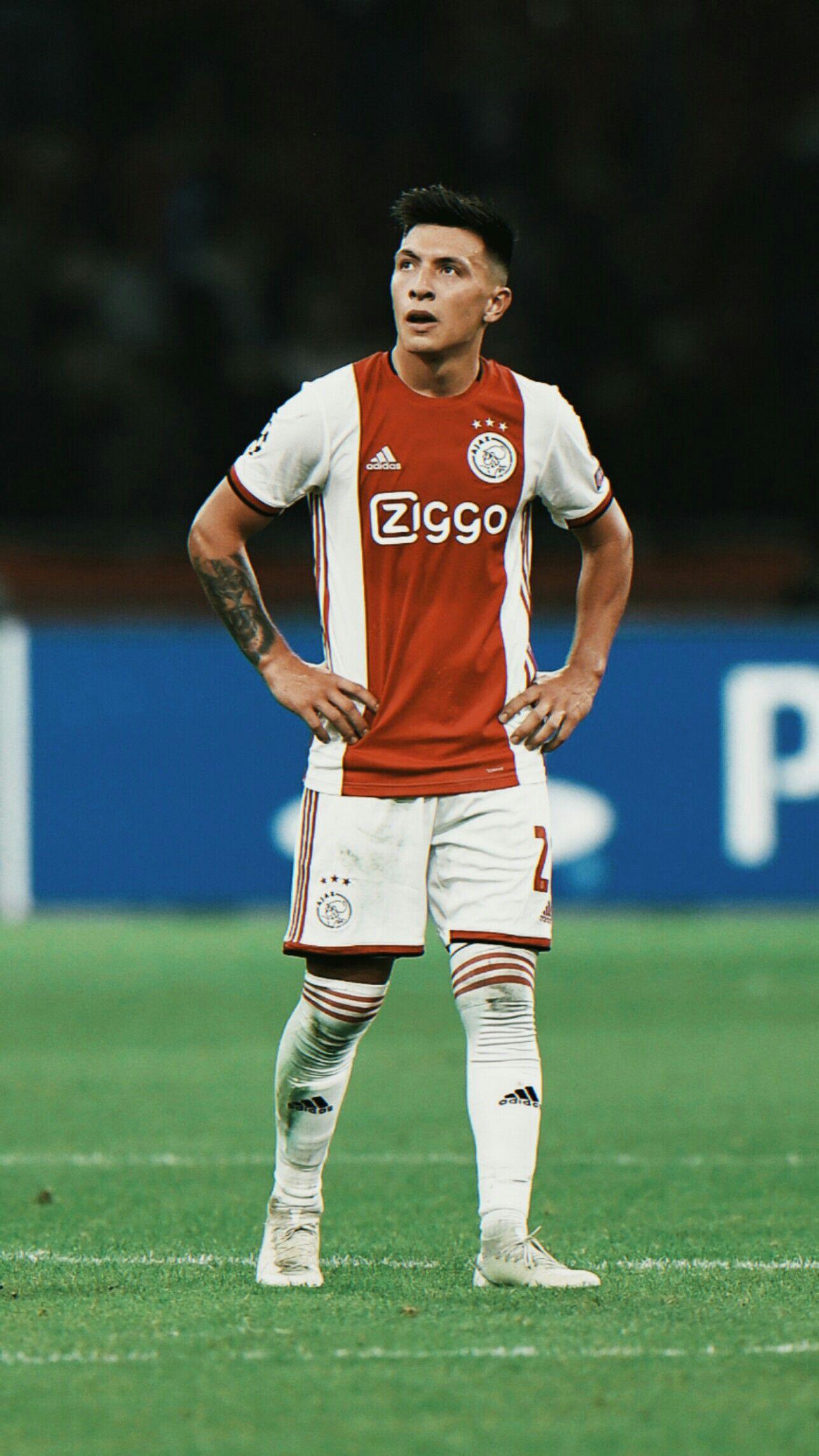 1288x2289 Lisandro Martínez. Voetbal, Schansspringen, Kampioen