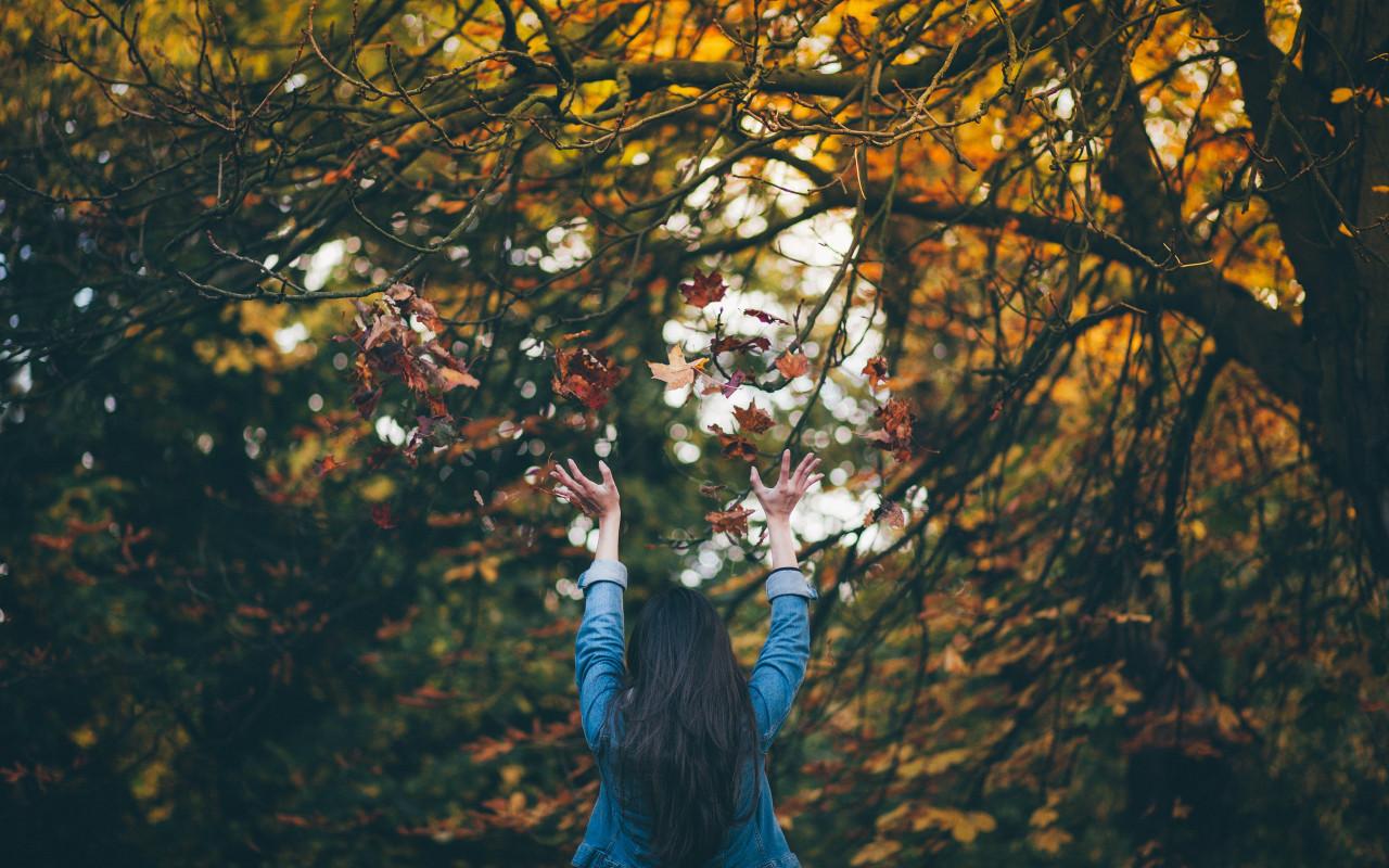 1280x800 Download wallpaper: Girl enjoying Autumn 1280x800