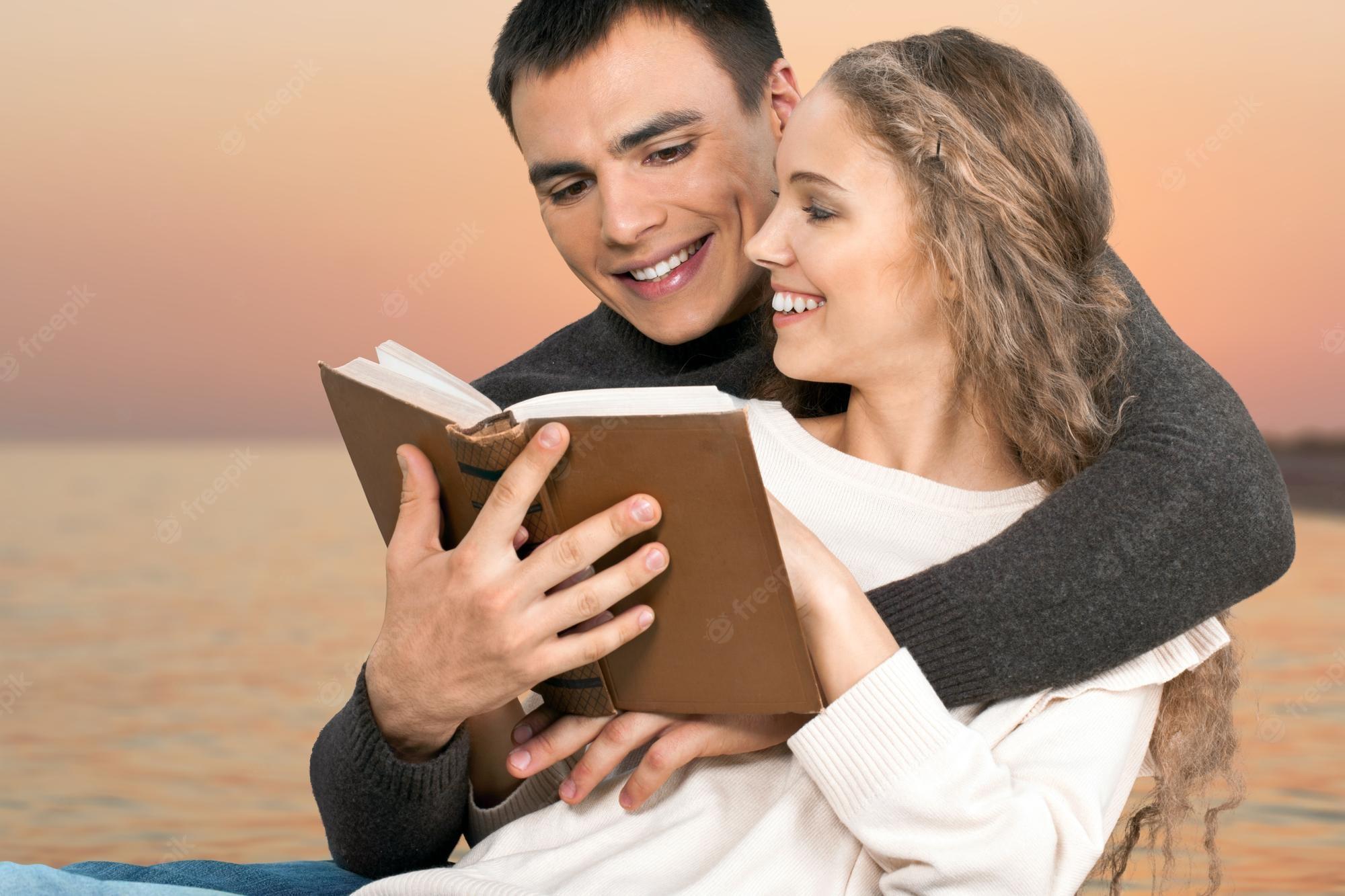 Бывшие муж жена читать. Пара с Библией. Муж и жена читают. Муж и жена читают Библию. Пара читает книгу.