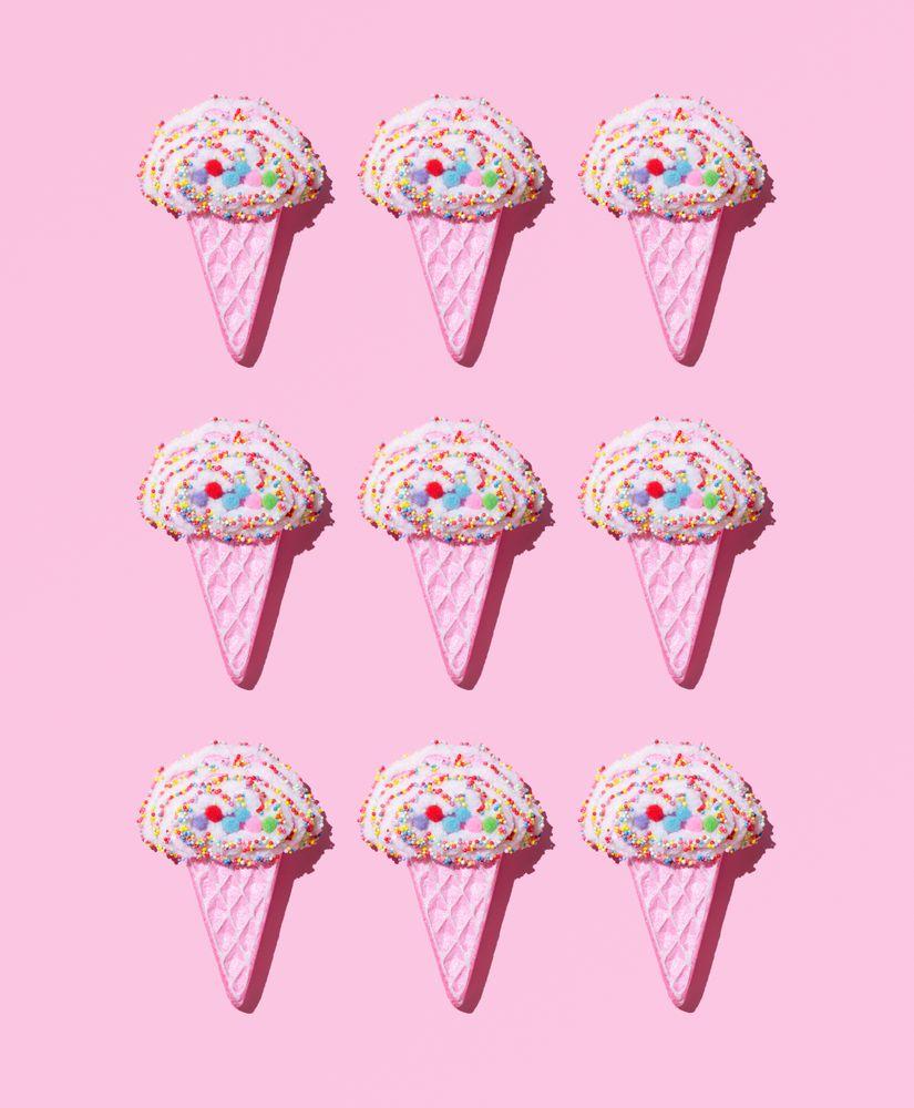 825x1000 Cute ice cream cone toys on pink background Photo (0KPQ15)