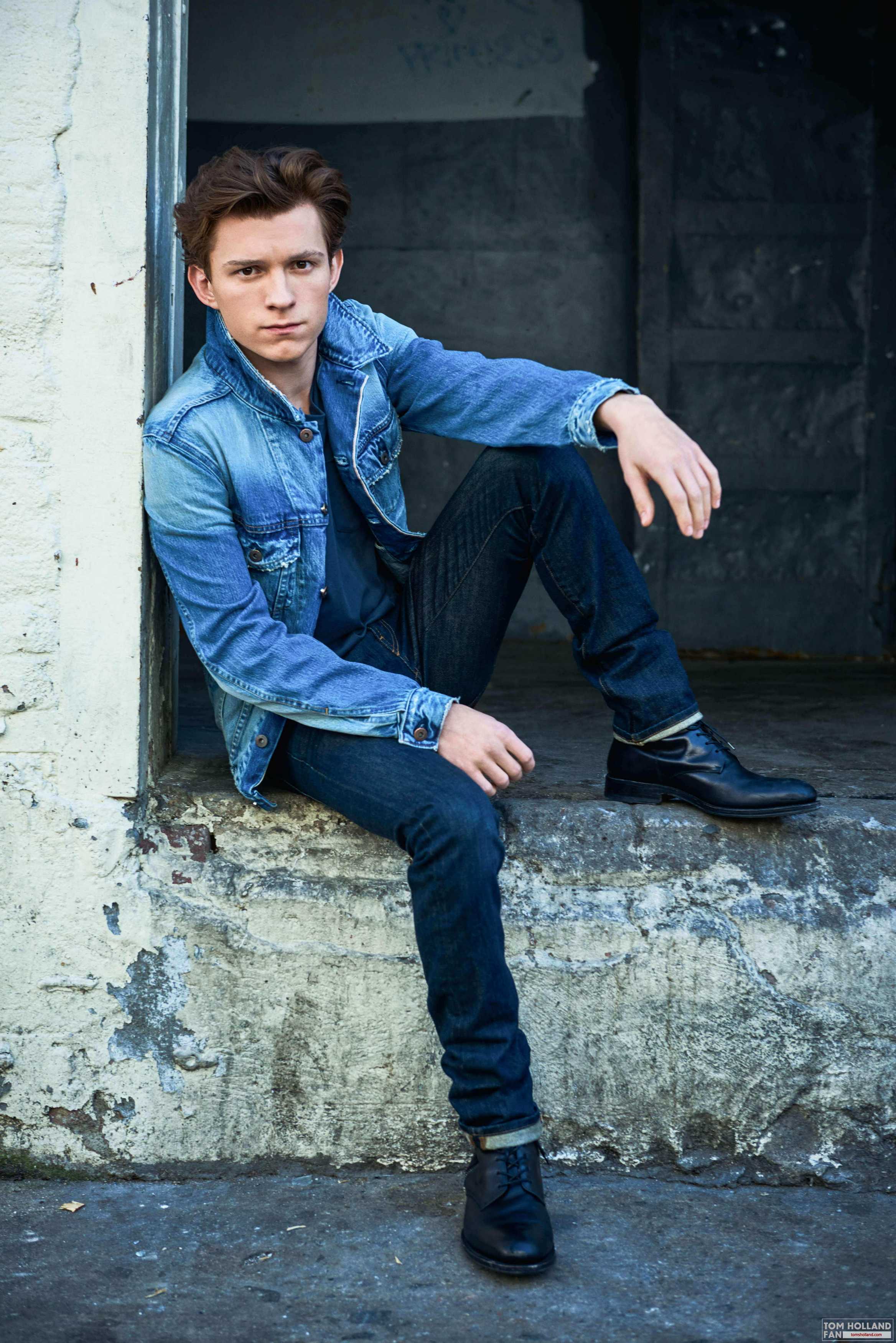 2336x3500 Tom Holland Wallpaper