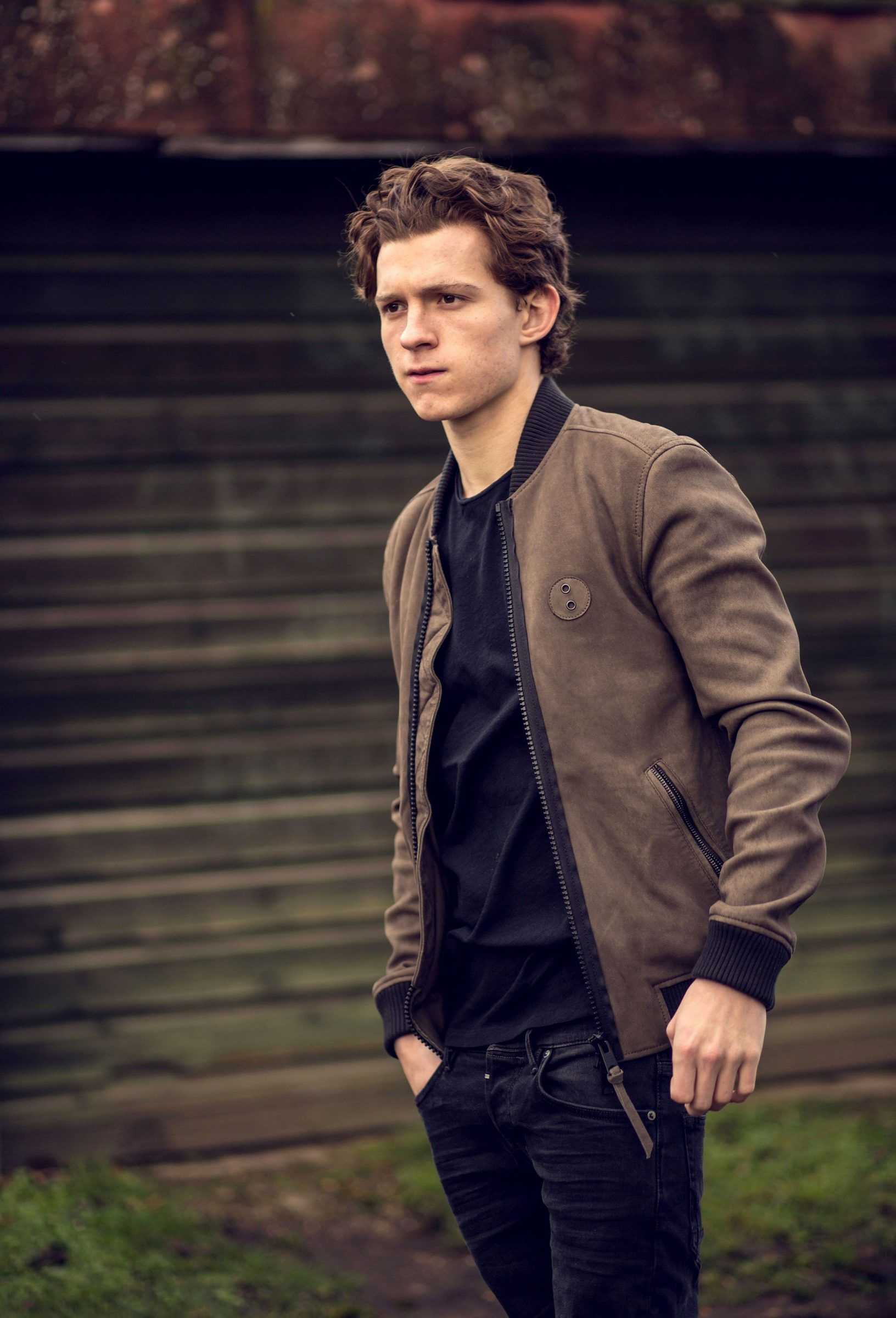 1632x2400 Tom Holland Phone Wallpaper Free HD Wallpaper