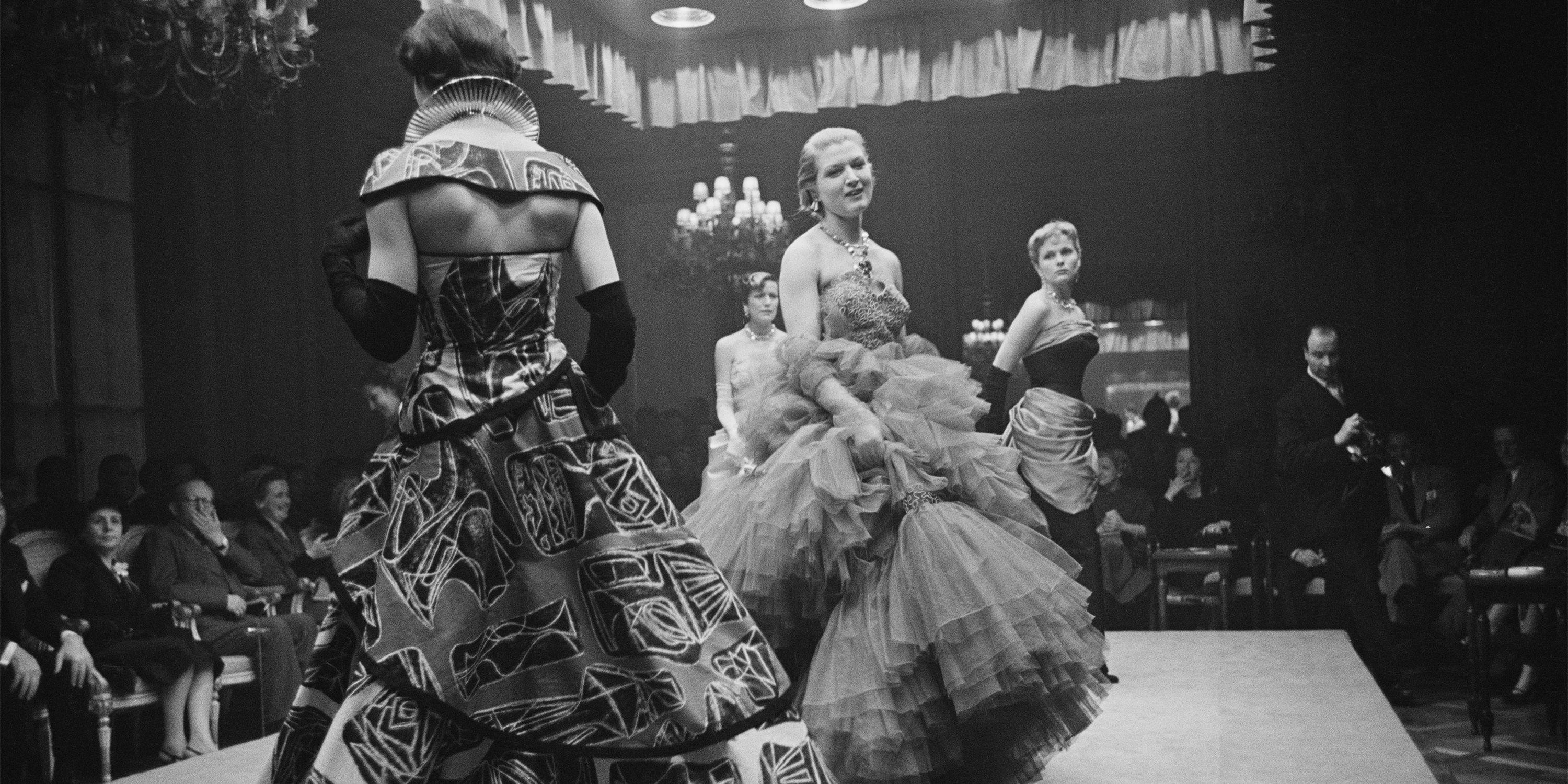 3000x1500 Vintage Photo of Fashion Shows and Runways