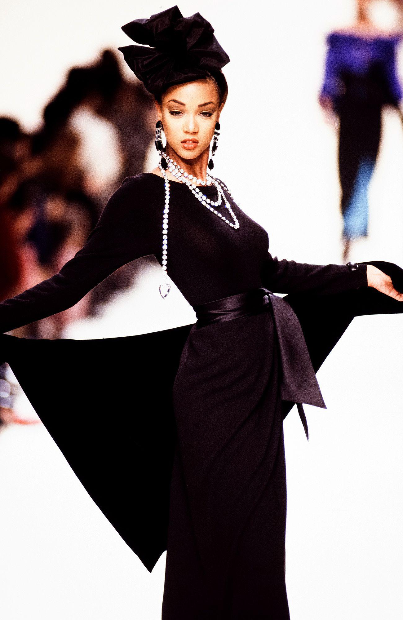 1300x2000 Tyra Banks' Most Epic Vintage Runway Photo