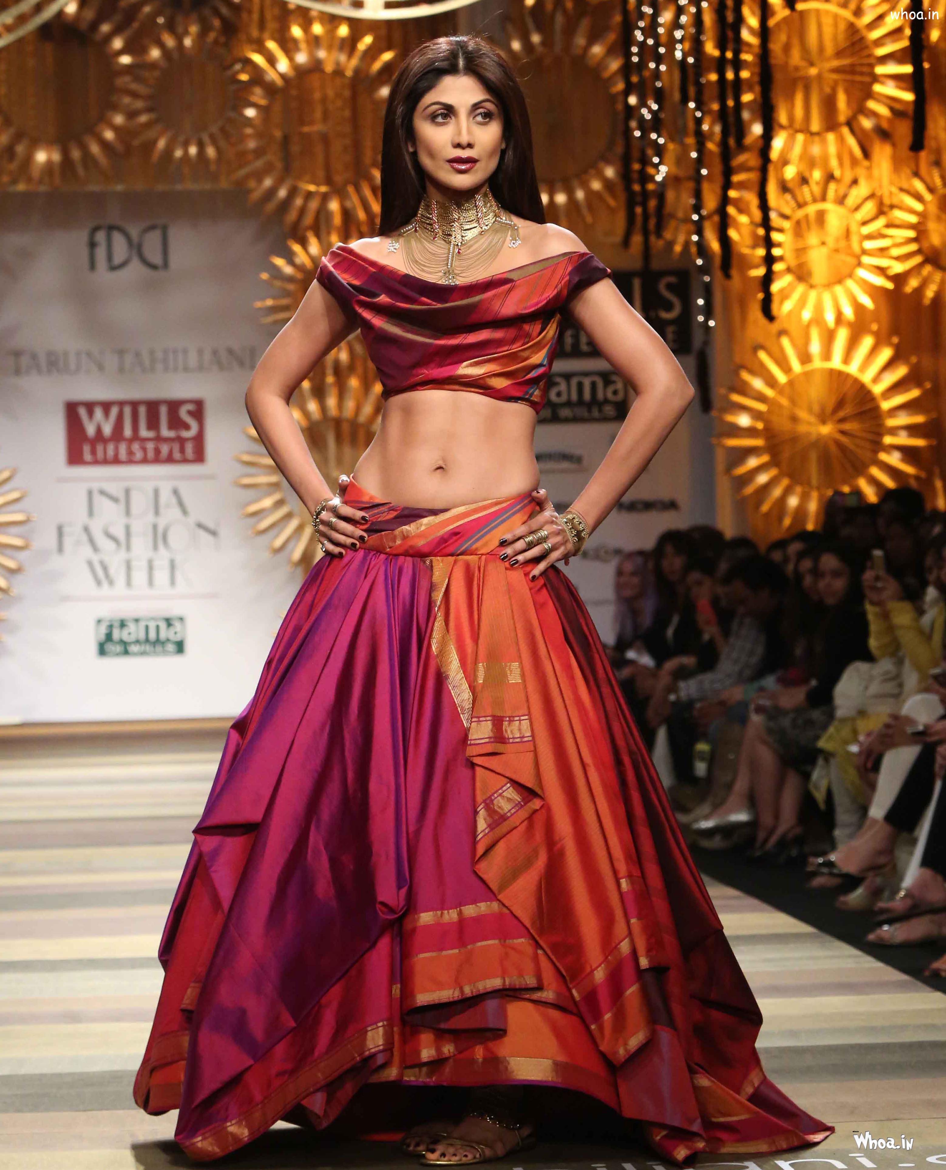 3117x3856 Shilpa Shetty In Fashion Show Ramp Walk Wallpaper