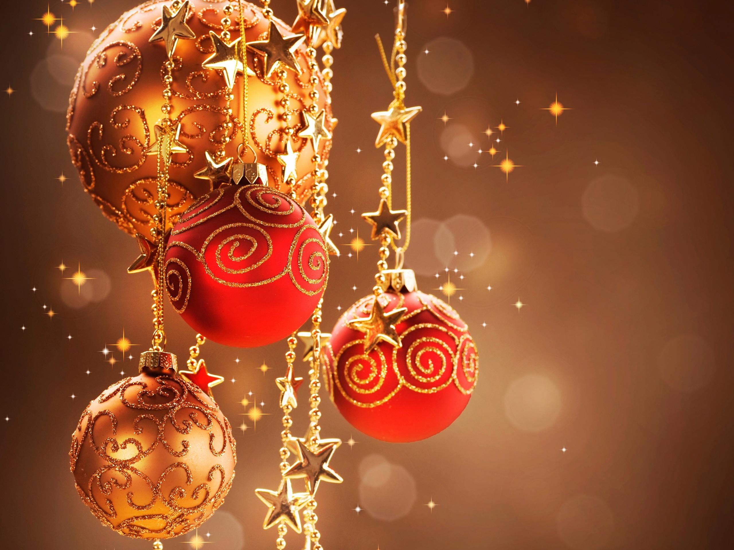2560x1920 Wallpaper Warm Christmas decor, red decorative balls 2560x1920 HD Picture, Image