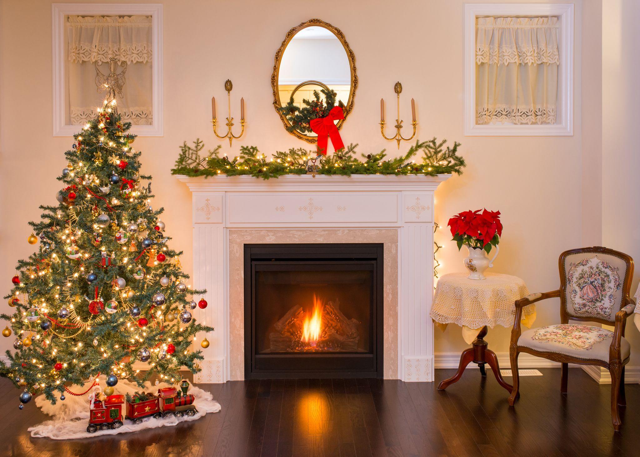 2048x1463 Christmas Wall Decorating Ideas Holiday Wall Decor
