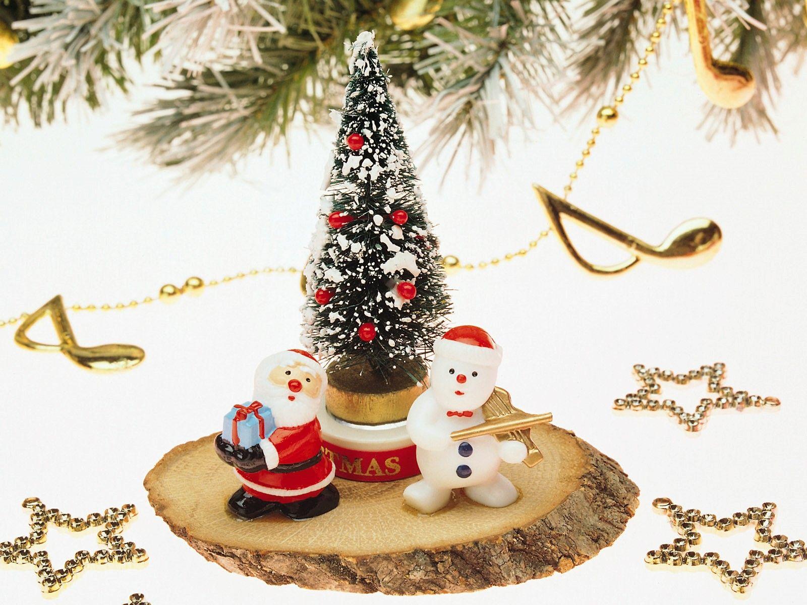 1600x1200 Beautiful Nice Christmas Tree and Santa Clause Gift Wallpaper. HD