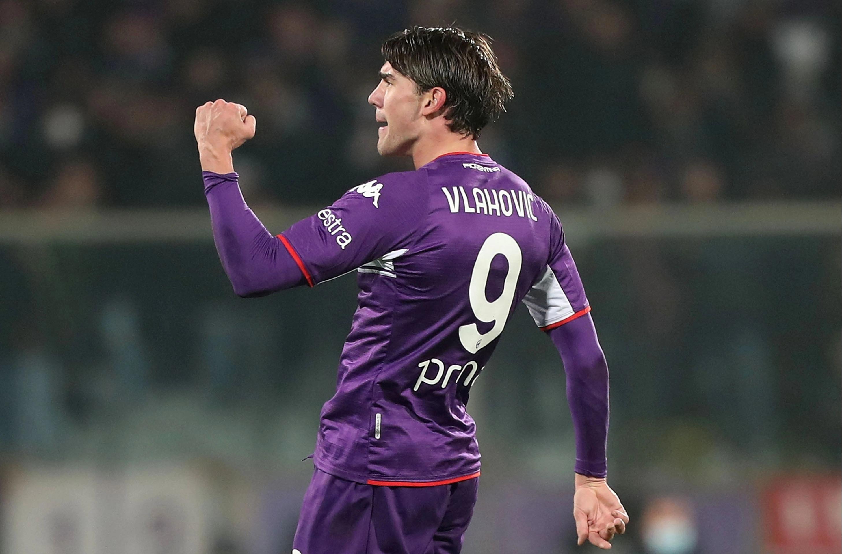2915x1919 Man Utd 'enter Dusan Vlahovic transfer race after scouting £70m Fiorentina striker but face competition from Tottenham'. The US Sun