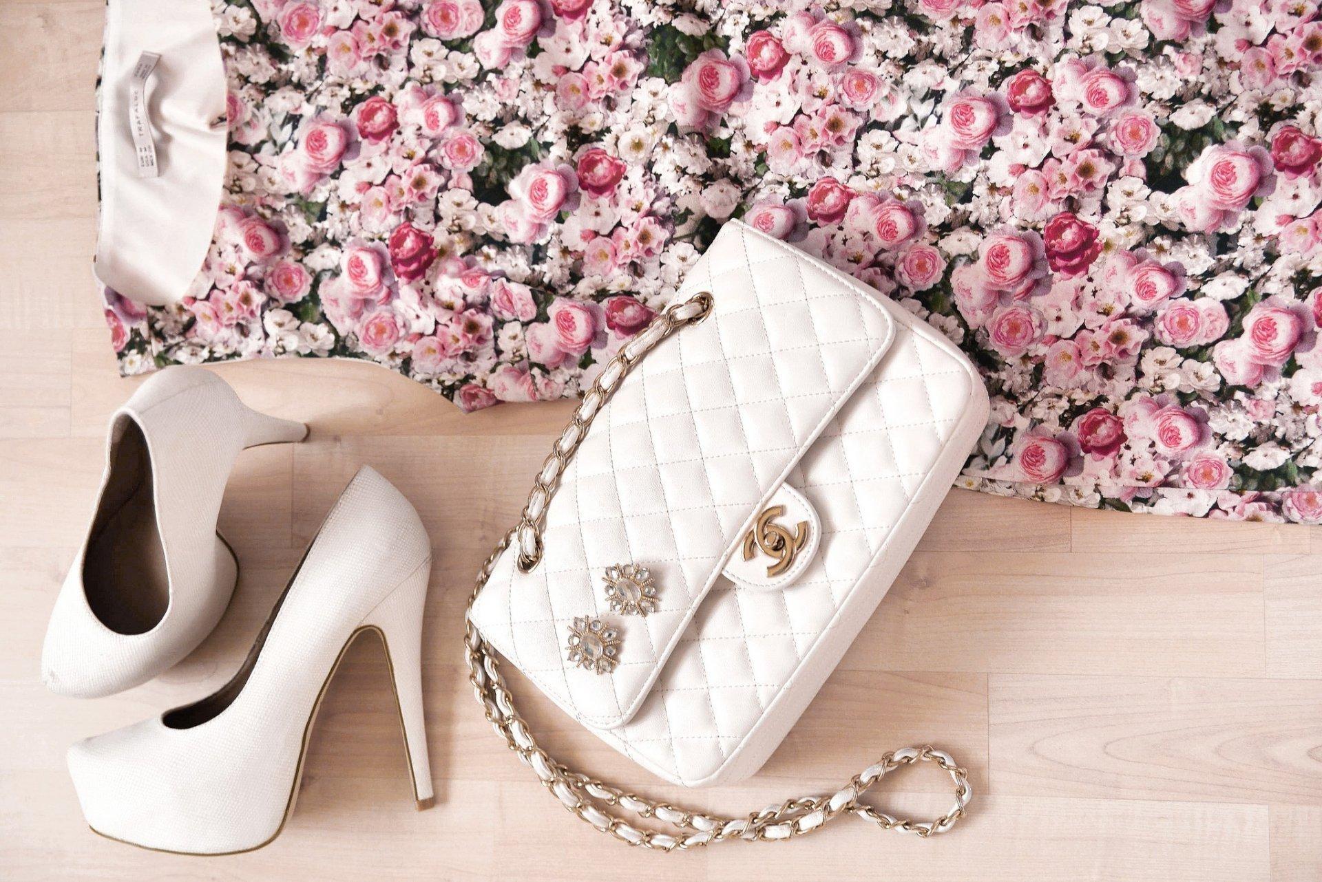 1920x1282 Bags And Women Wallpaper