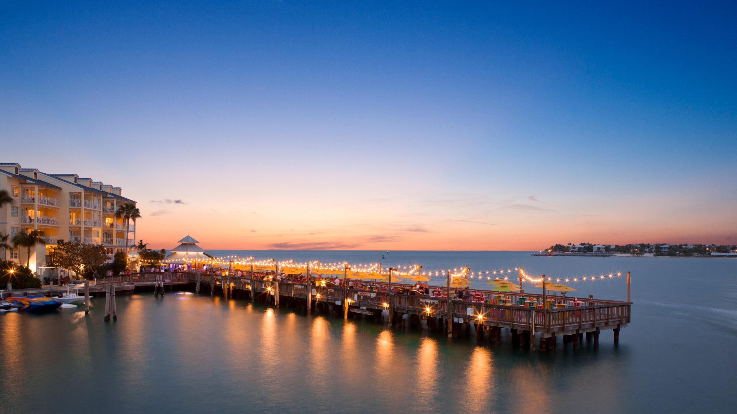 2560x1440 Sunset Pier at Ocean Key Resort & Spa