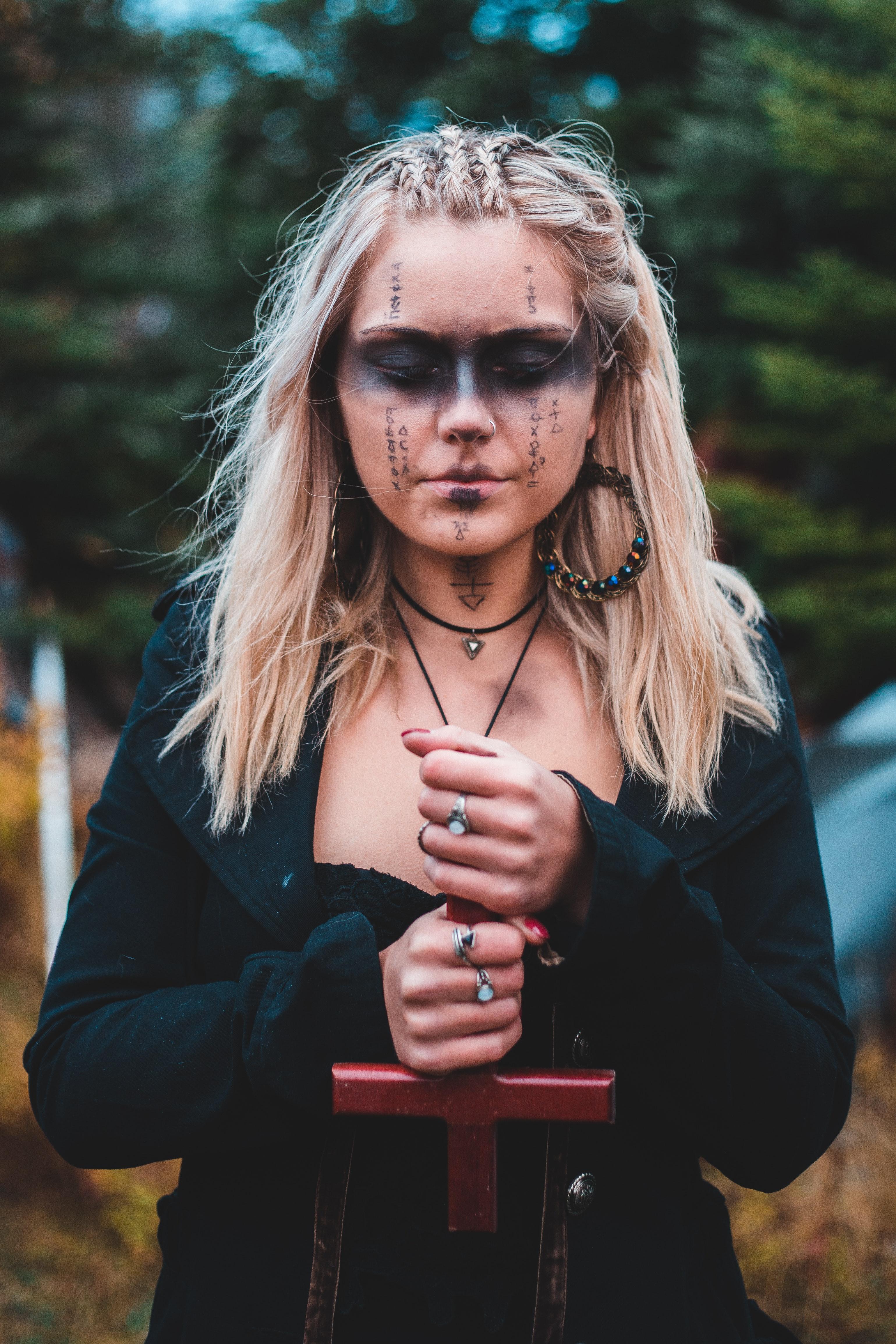 3078x4617 Dark witch with cross in nature · Free