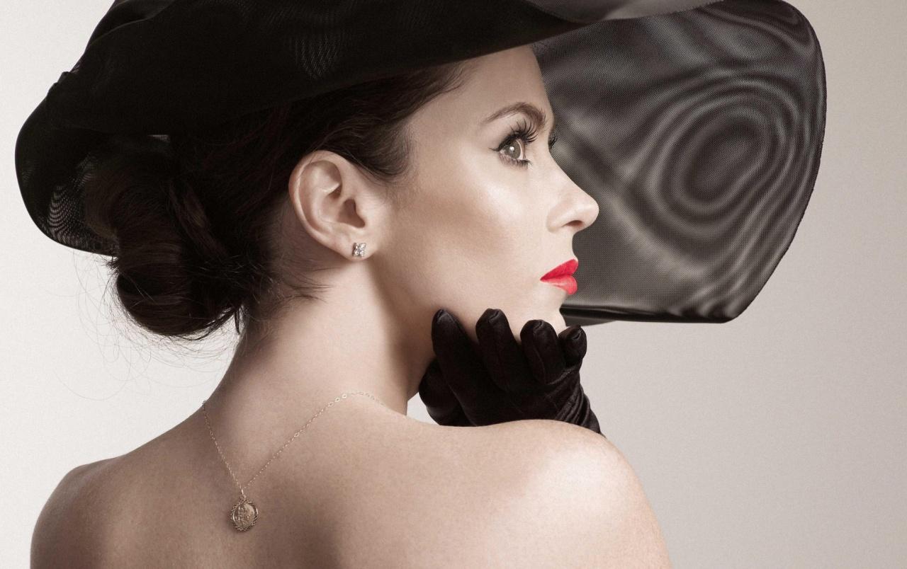 1280x804 Elegant Women Wallpaper
