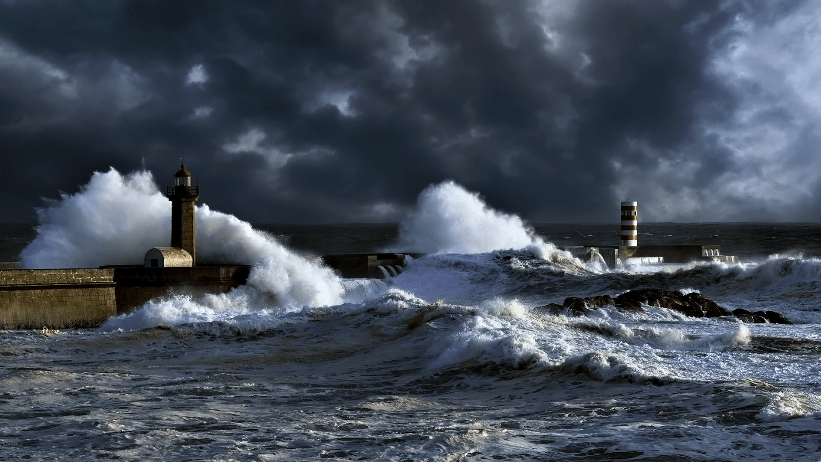 1600x900 Sea Storm