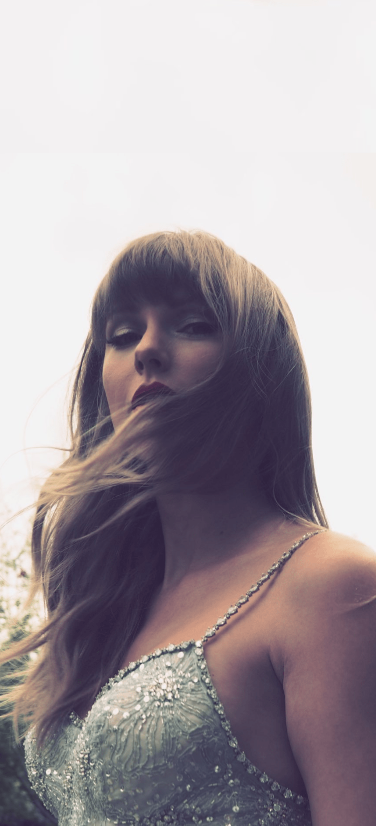 754x1654 Taylor Swift at the 2021 BRIT AWARDS (iPhone Wallpaper)