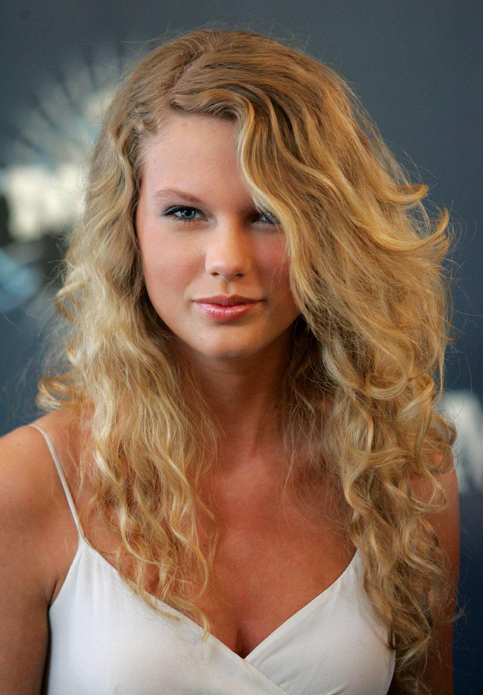 973x1400 Photos: Taylor Swift Over the Years