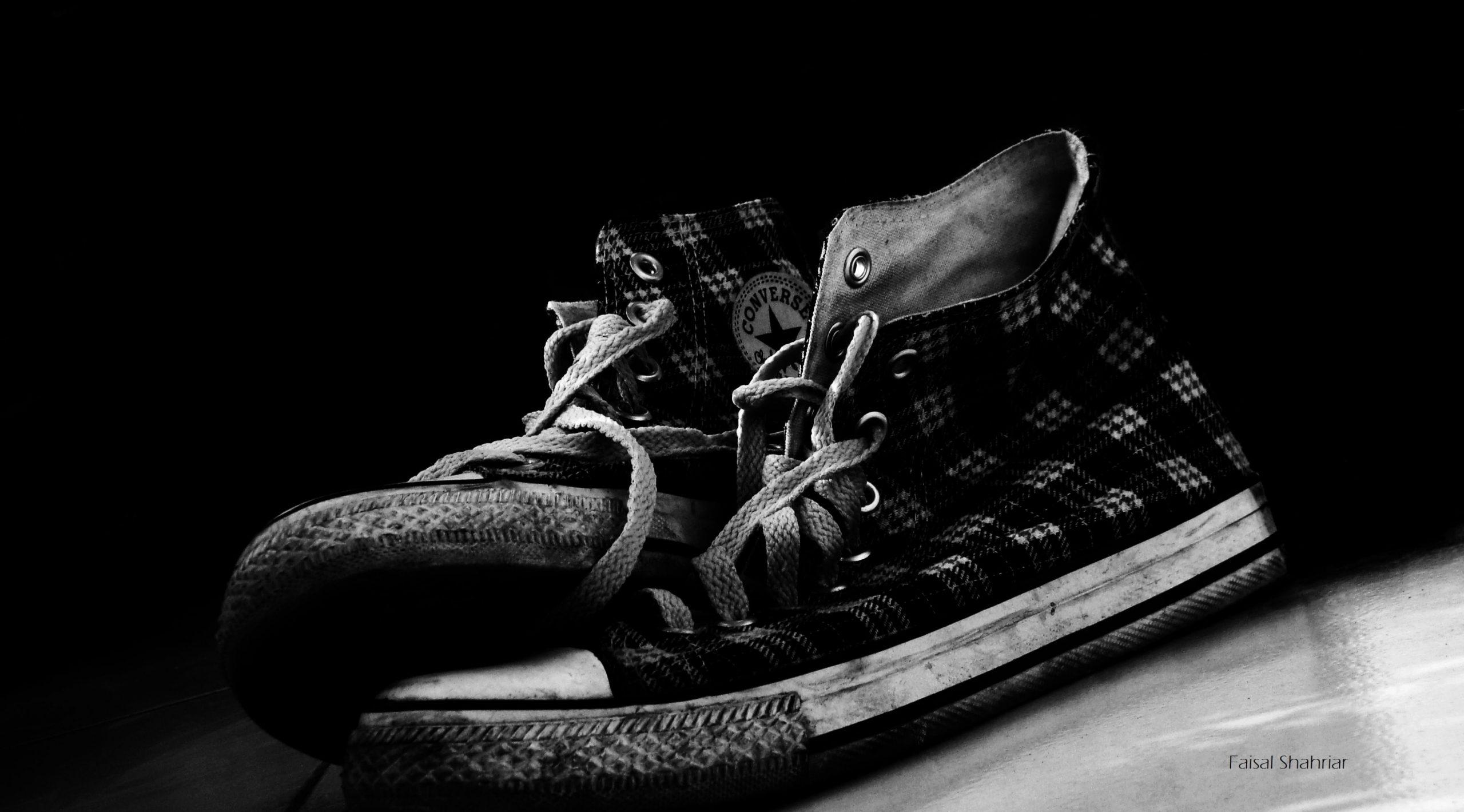 2560x1420 Pair Wallpaper, Pair Of Black And White Plaid Converse All Stars High Tops • Wallpaper For You