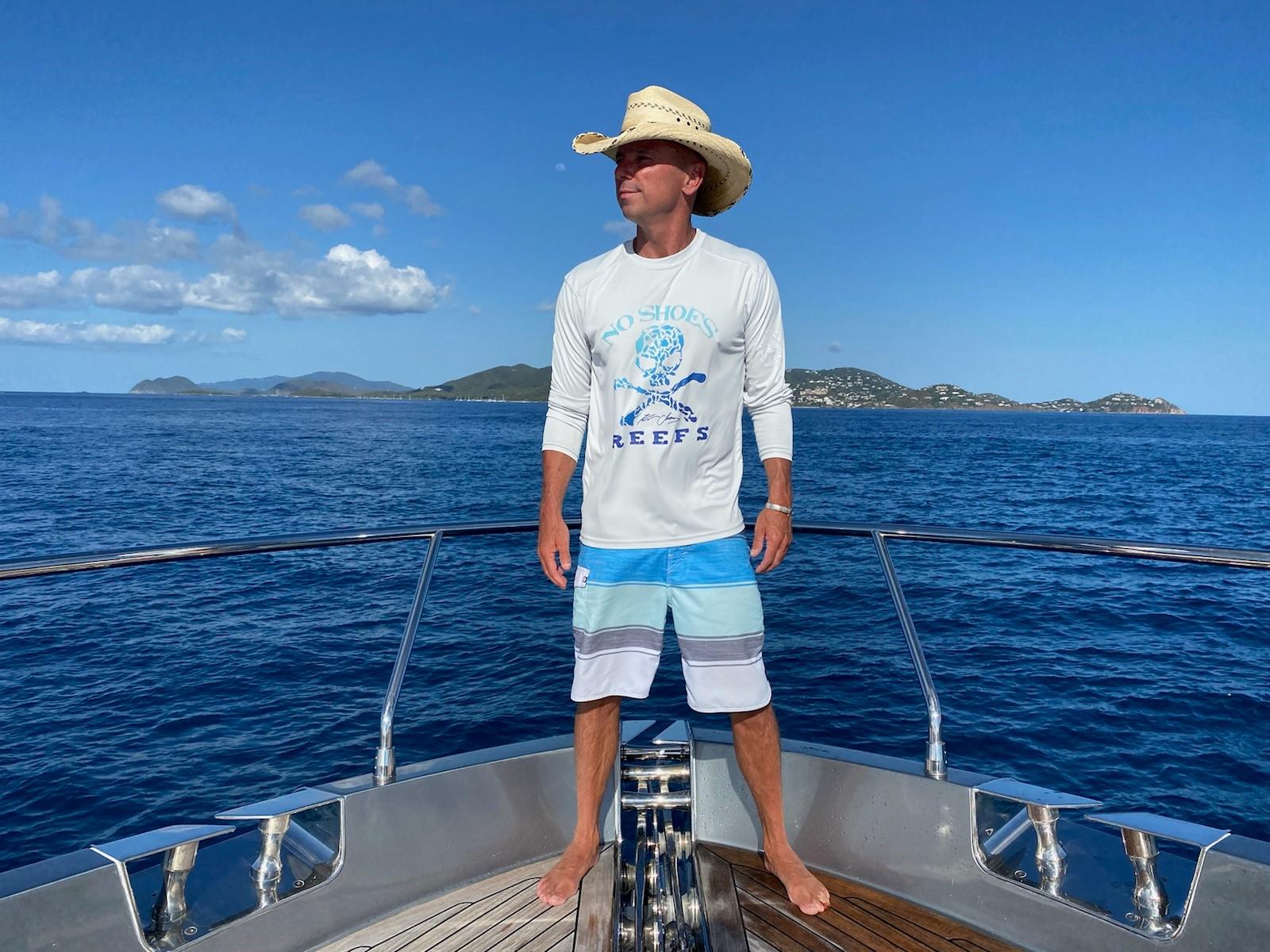 1600x1200 Kenny Chesney Looks on the Bright Side in 'Beautiful World' Video Sounds Like Nashville