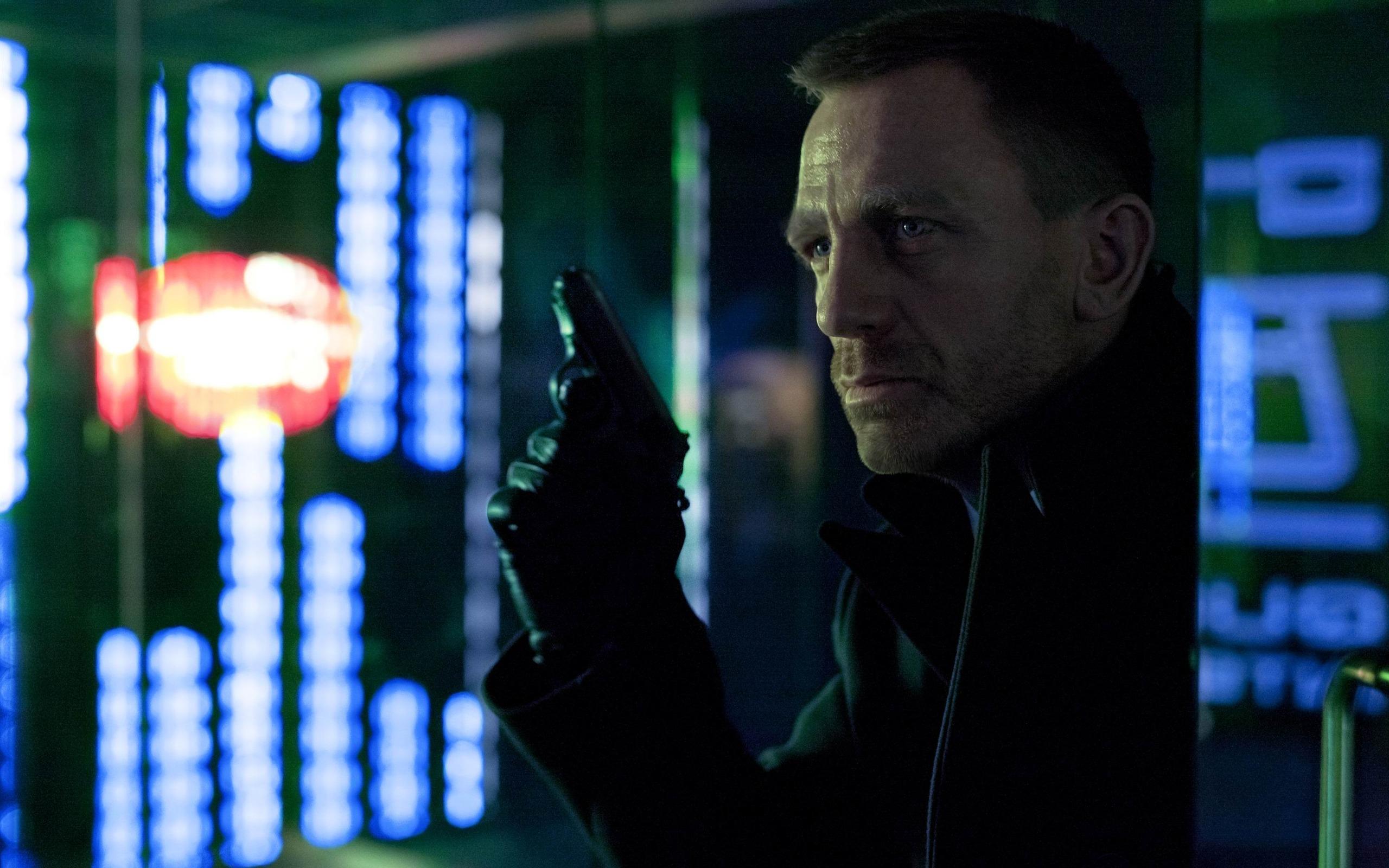 2560x1600 Looper HD Movie Wallpaper 05