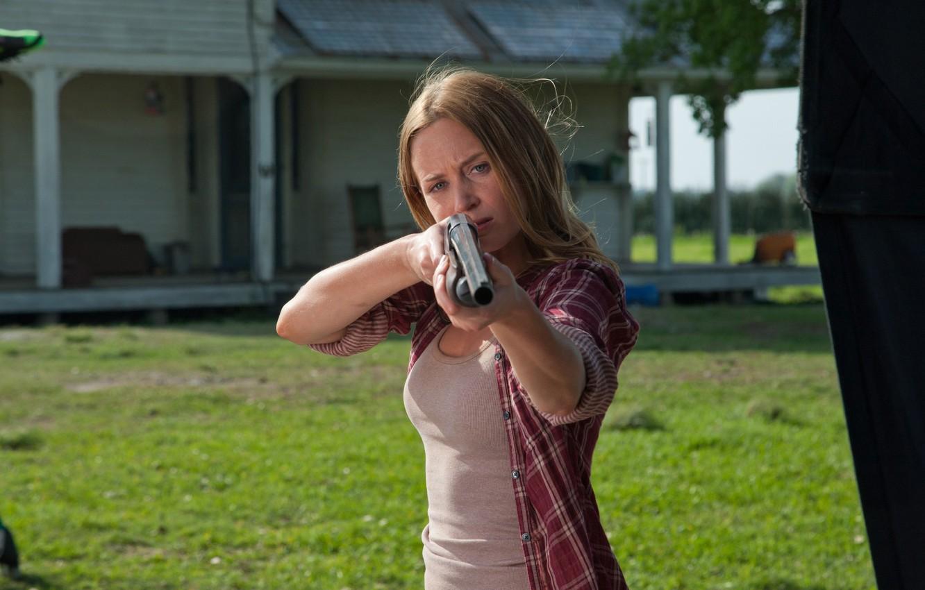 1332x850 Wallpaper weapons, shotgun, Emily Blunt, Emily Blunt, Time loop, Looper image for desktop, section фильмы