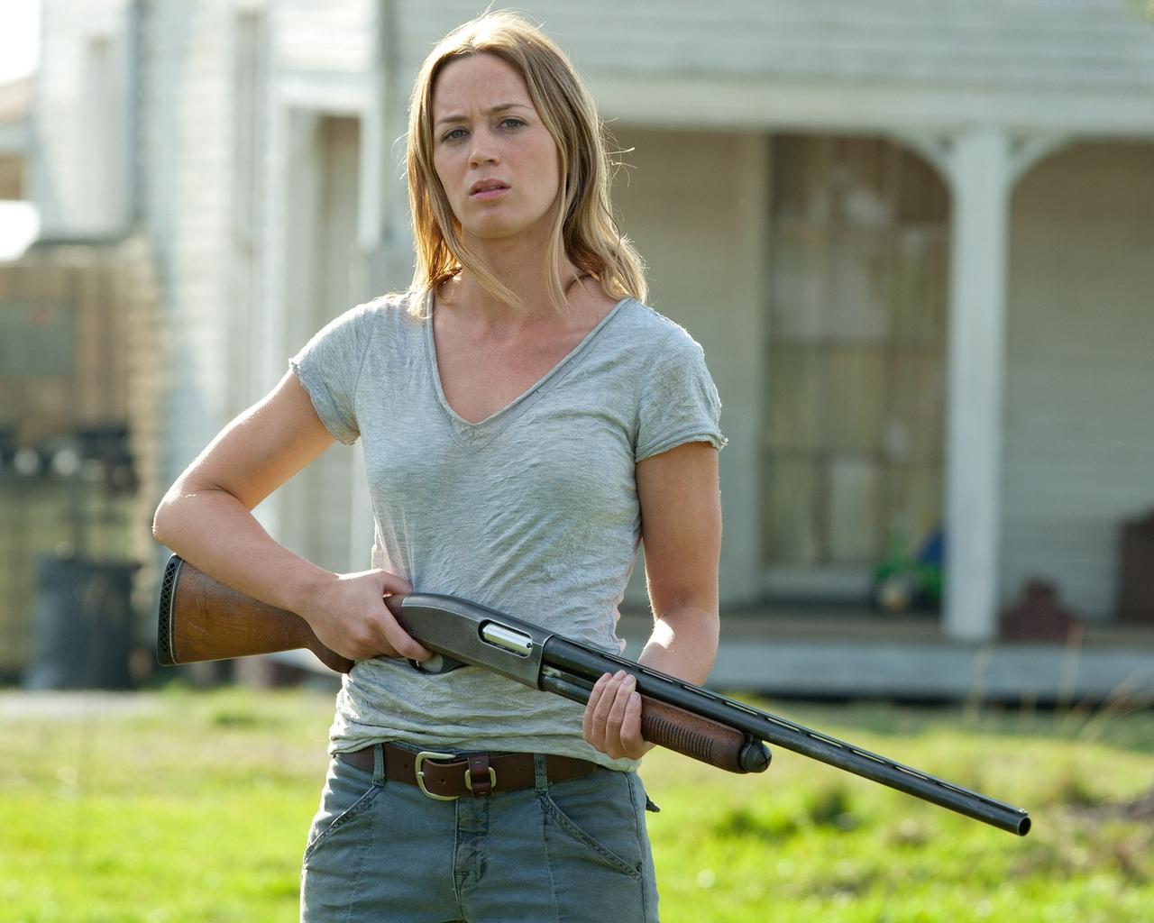 1280x1024 Looper Emily Blunt 1280 x 1024 Wallpaper