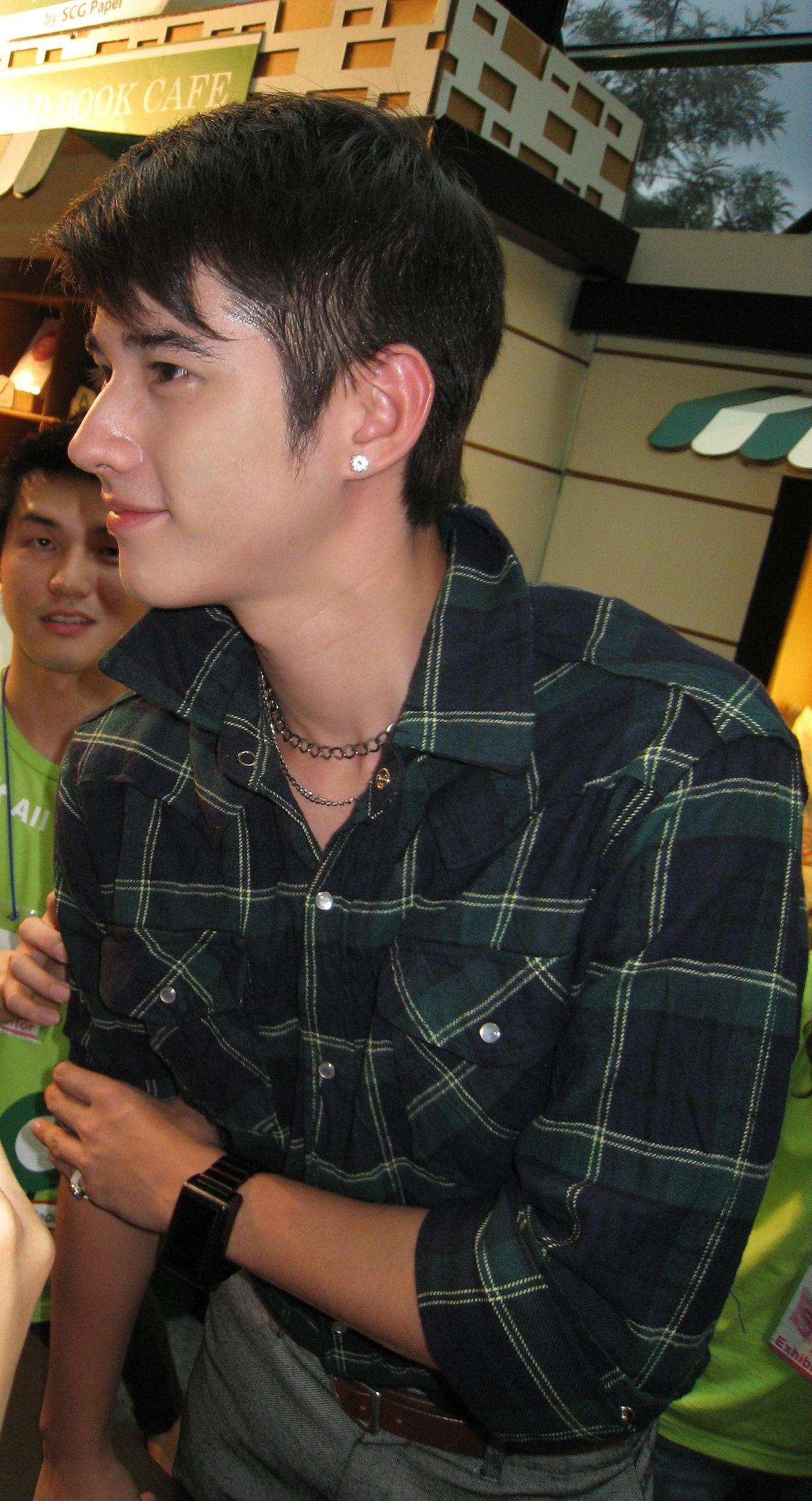 1200x2219 Mario Maurer at book expo