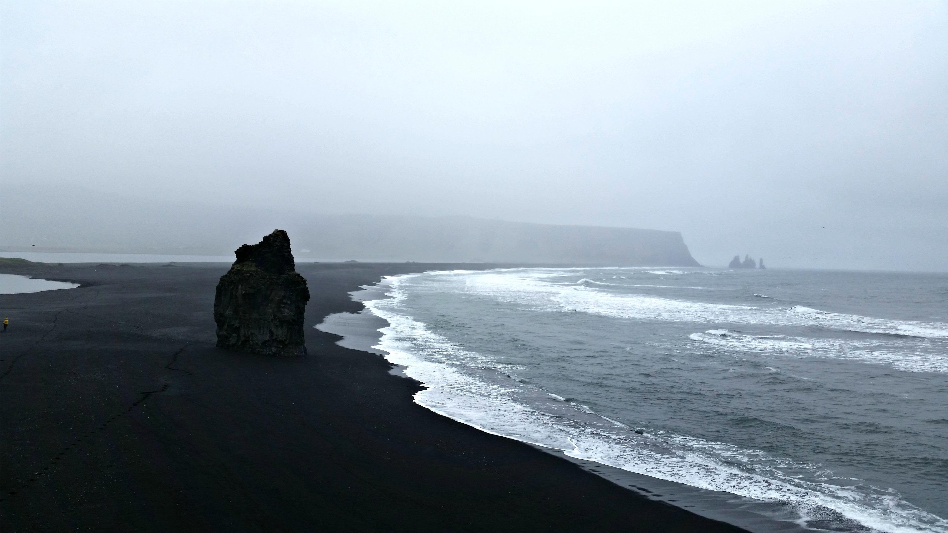 3048x1715 Reynisfjara, Iceland Black Sand Beach [OC] [3048x1715]