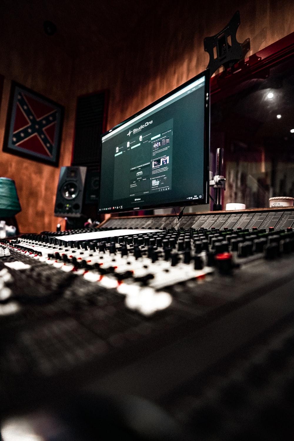 1000x1500 Studio Wallpaper