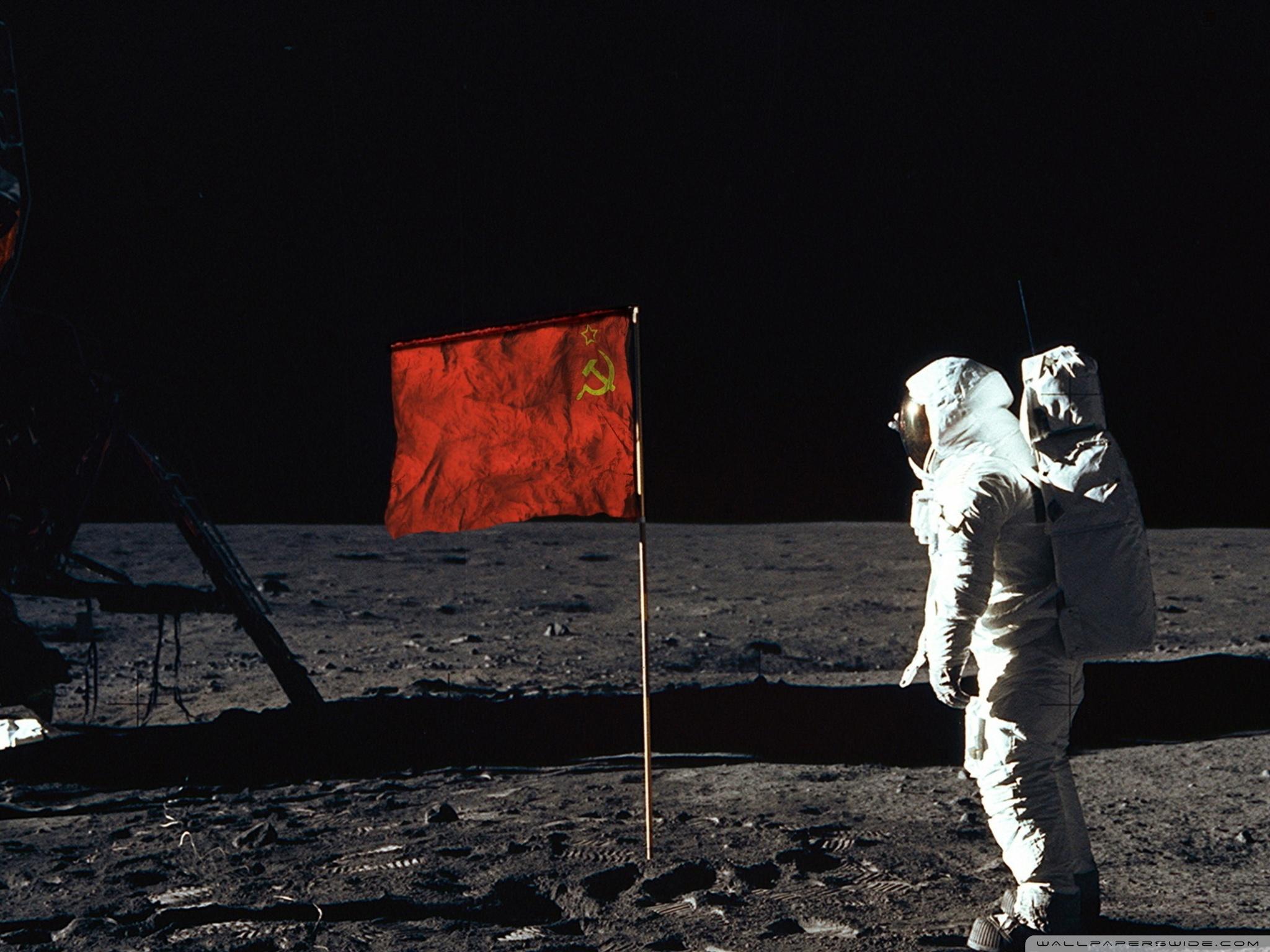 2048x1536 Astronaut On The Moon Ultra HD Desktop Background Wallpaper for 4K UHD TV : Tablet