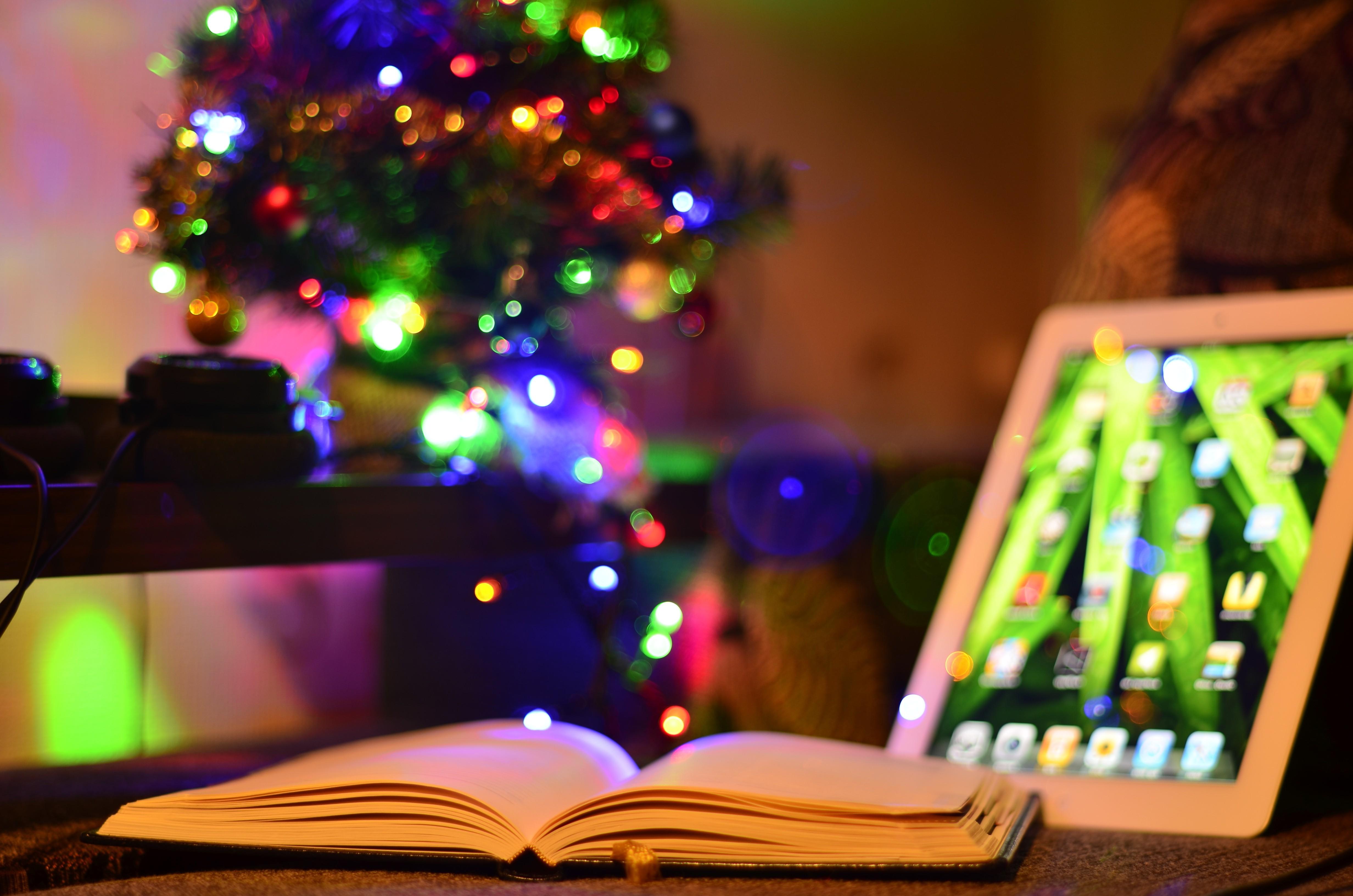 4928x3264 iPad, Christmas, Christmas Lights, Books, Bokeh, Depth Of Field Wallpaper HD / Desktop and Mobile Background