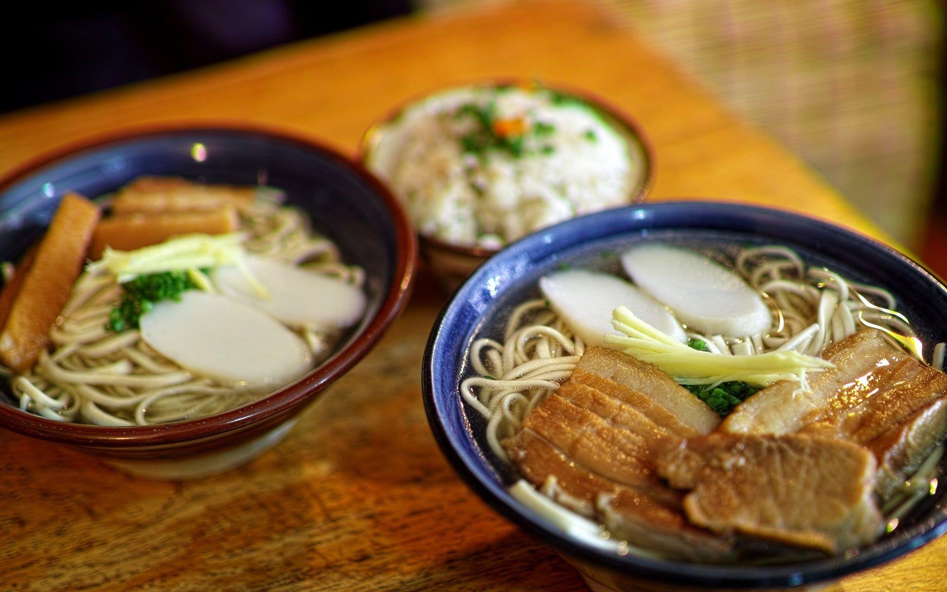 1920x1200 Ramen on blue ceramic bowls HD wallpaper