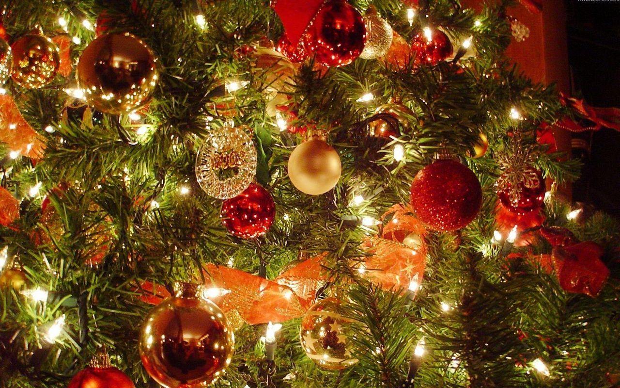 1280x800 Download wallpaper 1280x800 christmas tree, christmas decorations, garlands, new year, celebration widescreen 16:10 HD background