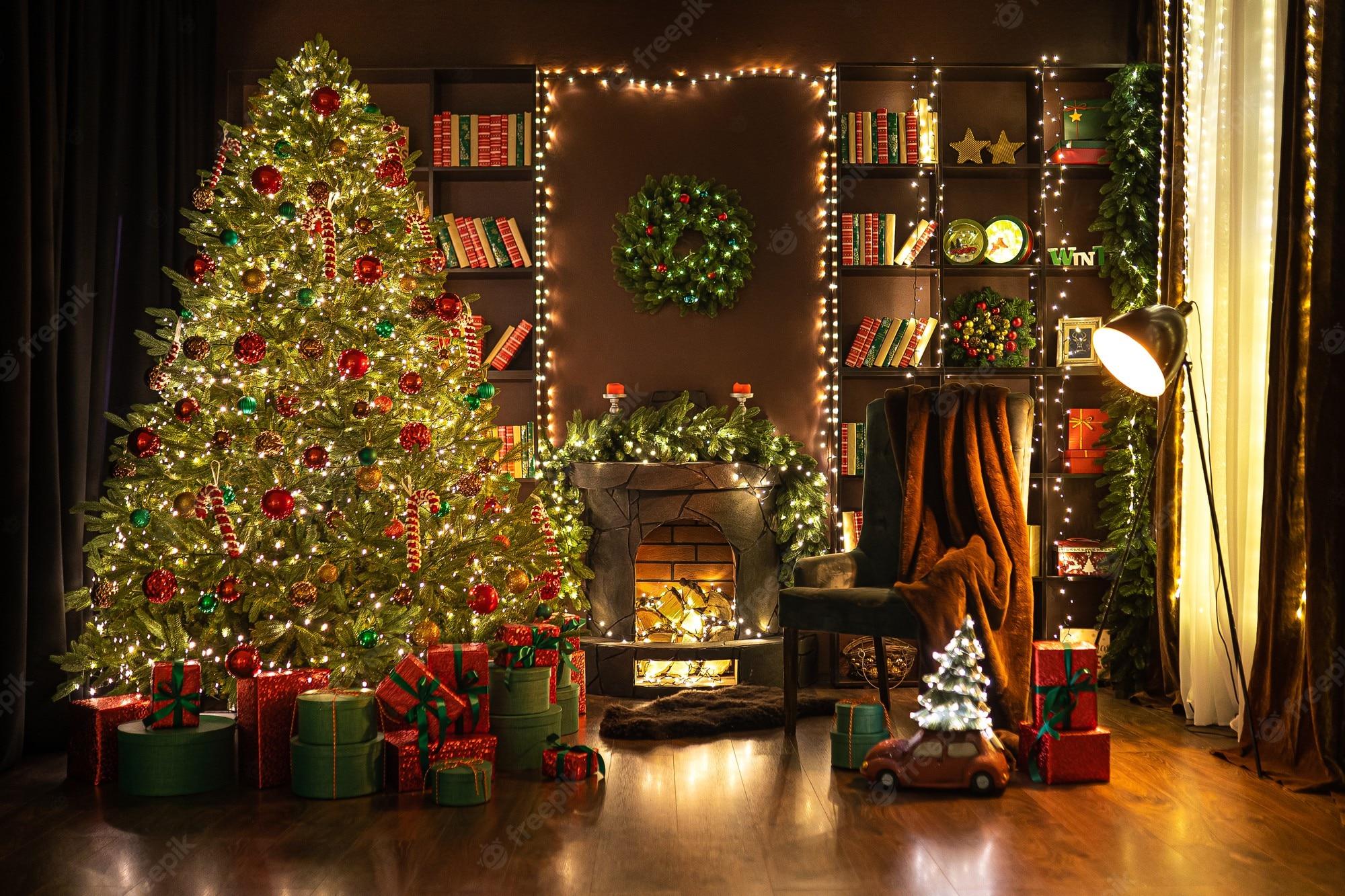 Tường phòng khách Giáng Sinh - Bạn đang tìm kiếm cách để làm cho phòng khách của mình trở nên đầy sức sống trong mùa Giáng Sinh? Hãy nhấp vào hình ảnh này để xem một tường phòng khách được trang trí đầy màu sắc và mang phong cách Giáng Sinh nhé.