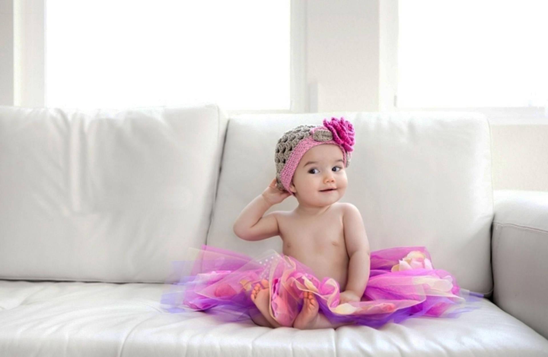1920x1252 Download Baby On Sofa Wallpaper