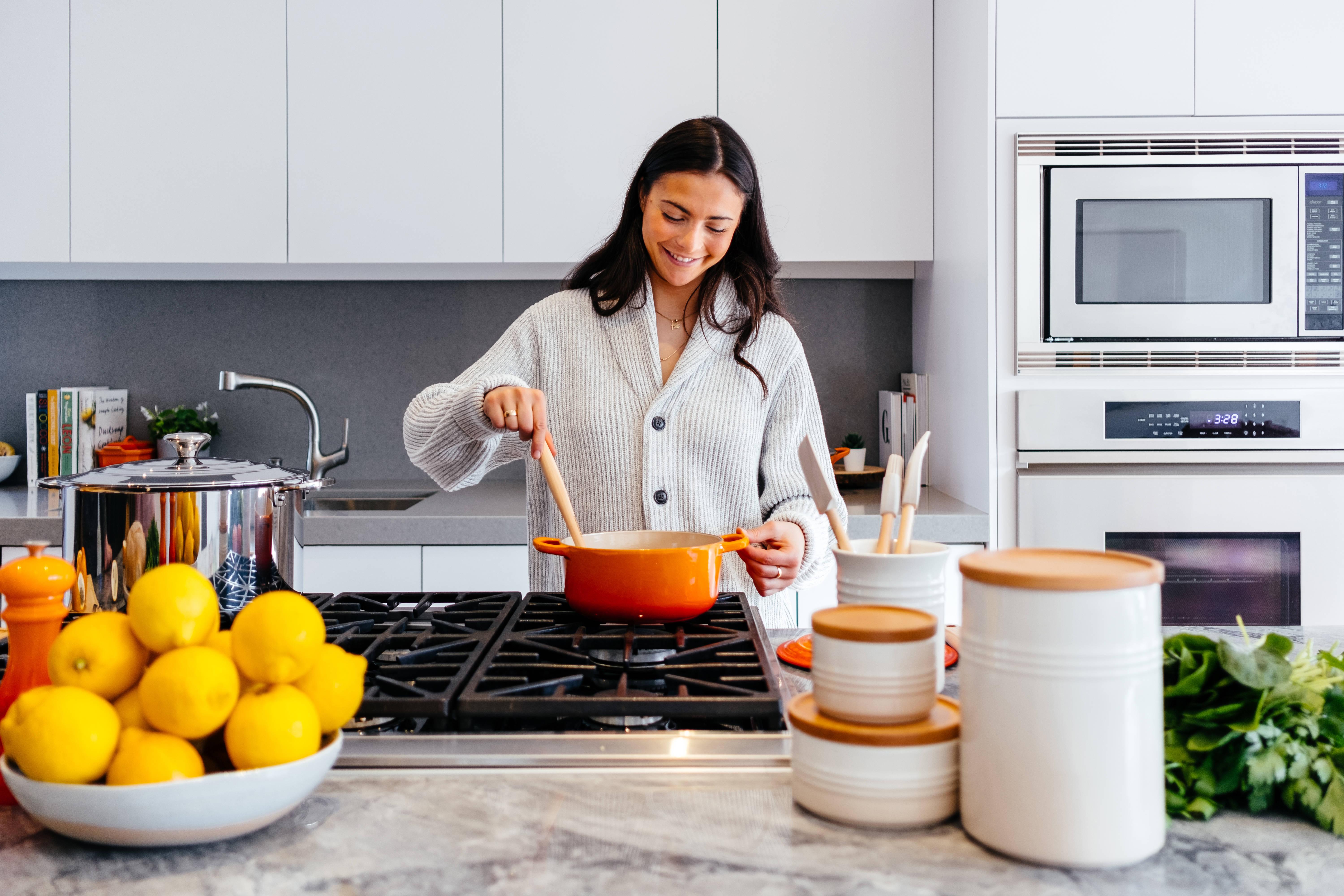 6000x4000 Download Gorgeous Cooking Woman Wallpaper