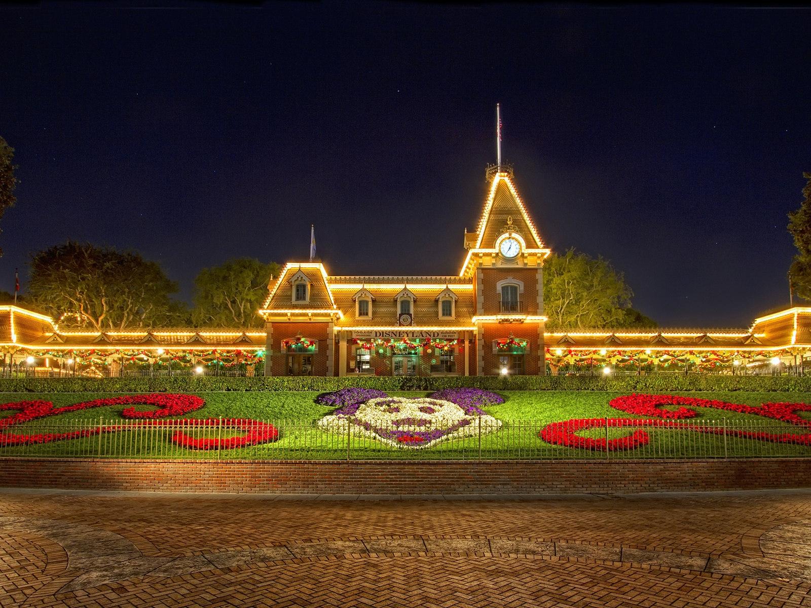 1600x1200 Christmas at Disneyland wallpaper. Christmas at Disneyland