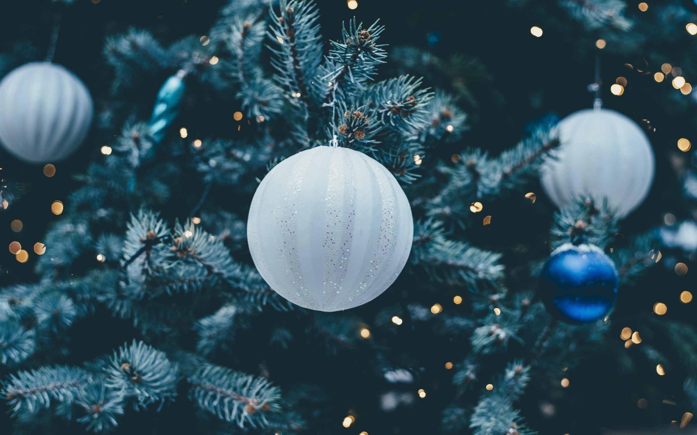 2304x1440 Christmas Tree Close Up MacBook Air Wallpaper Download