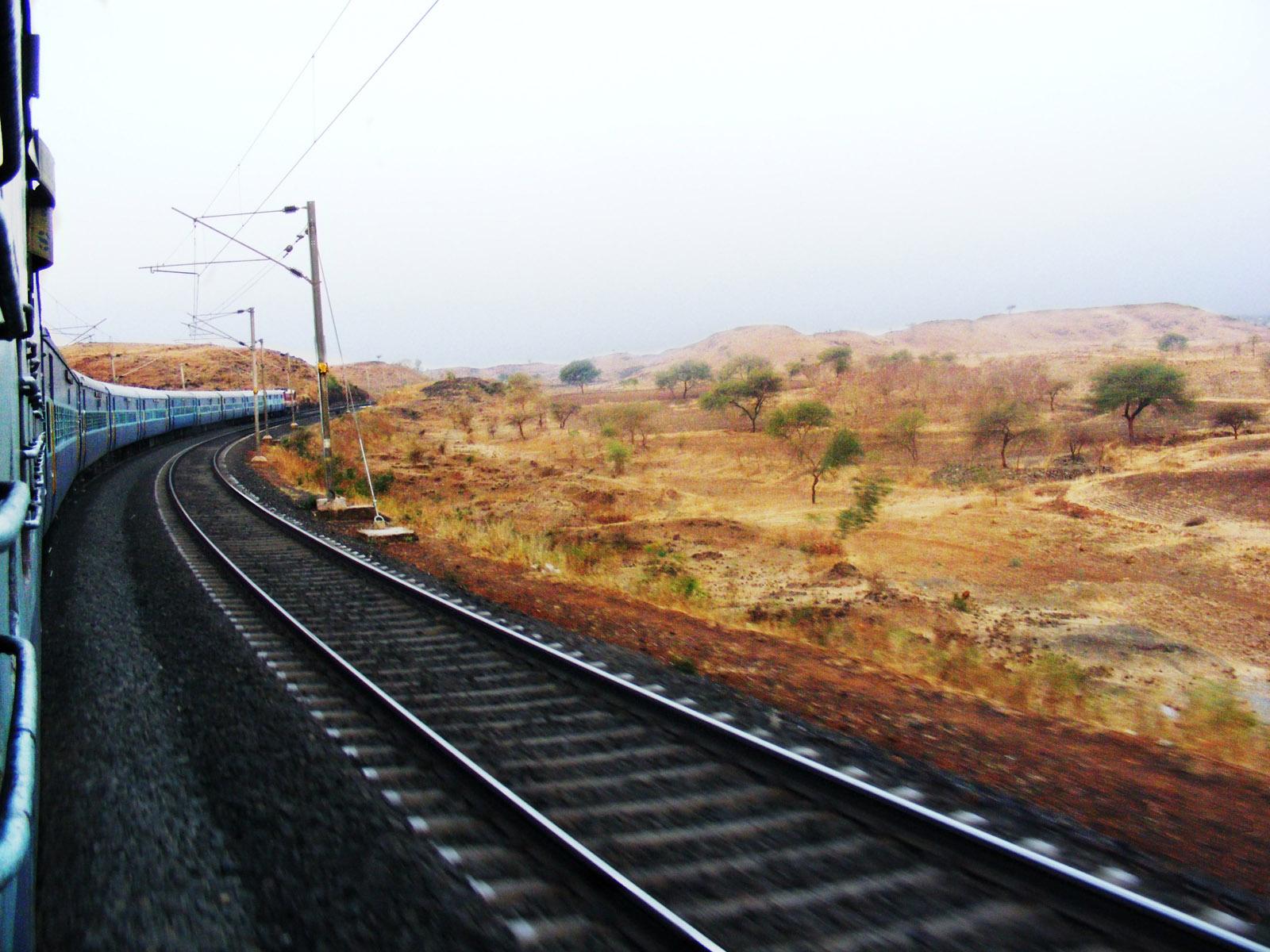 1600x1200 train desktop PC and Mac wallpaper