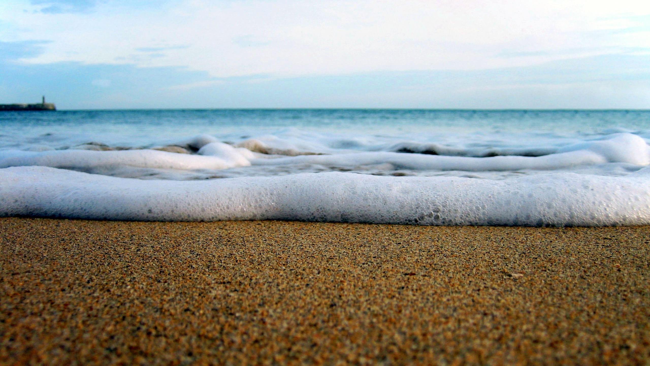 2560x1440 Ocean waves wallpaper