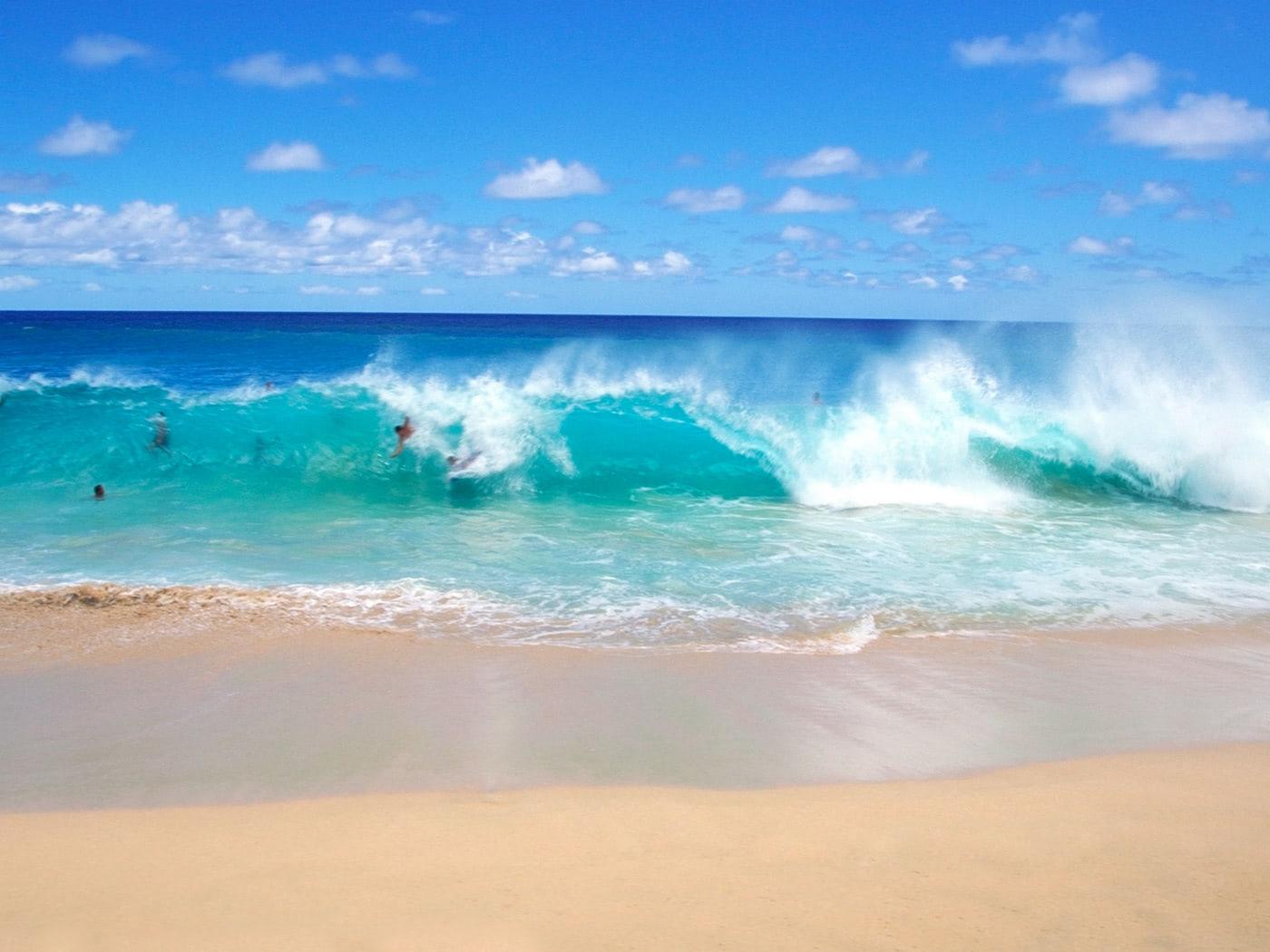 1400x1050 Fun on the playful ocean waves wallpaper