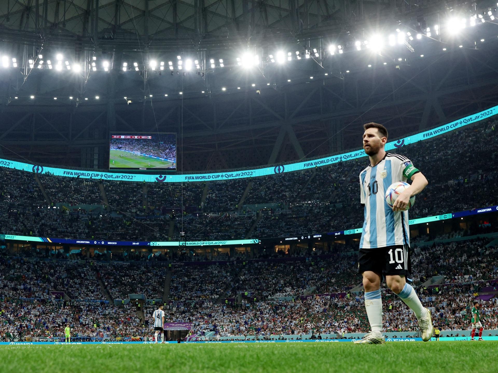 Mời bạn đến khám phá những hình nền về World Cup của Messi đẹp lung linh, tạo cảm hứng cho những ai yêu thích bóng đá và đặc biệt là siêu sao Messi. Tận hưởng khoảnh khắc phấn khích và háo hức trước khi trận đấu bắt đầu.