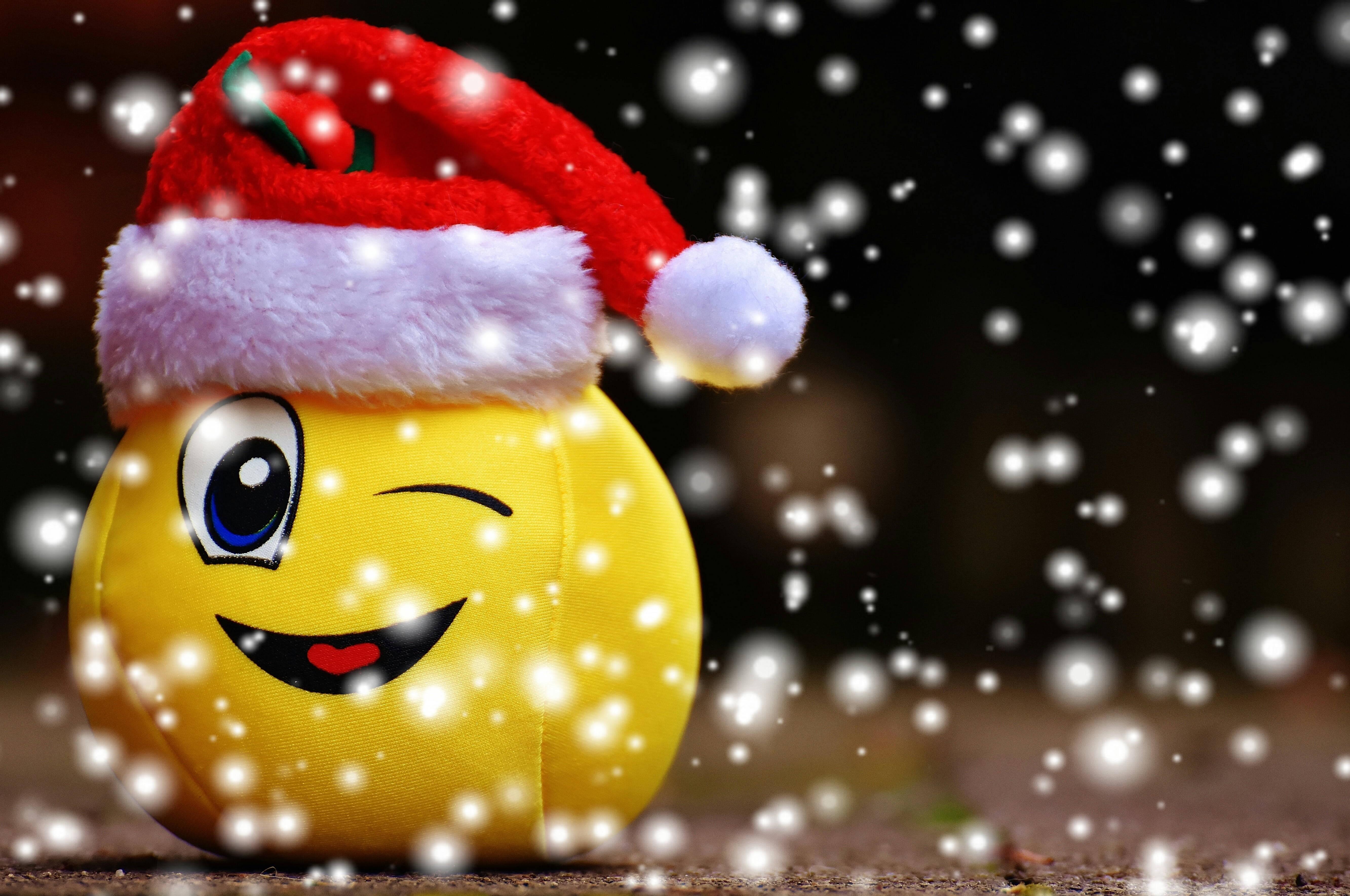 5330x3537 Download Happy Emoji Santa Hat Wallpaper