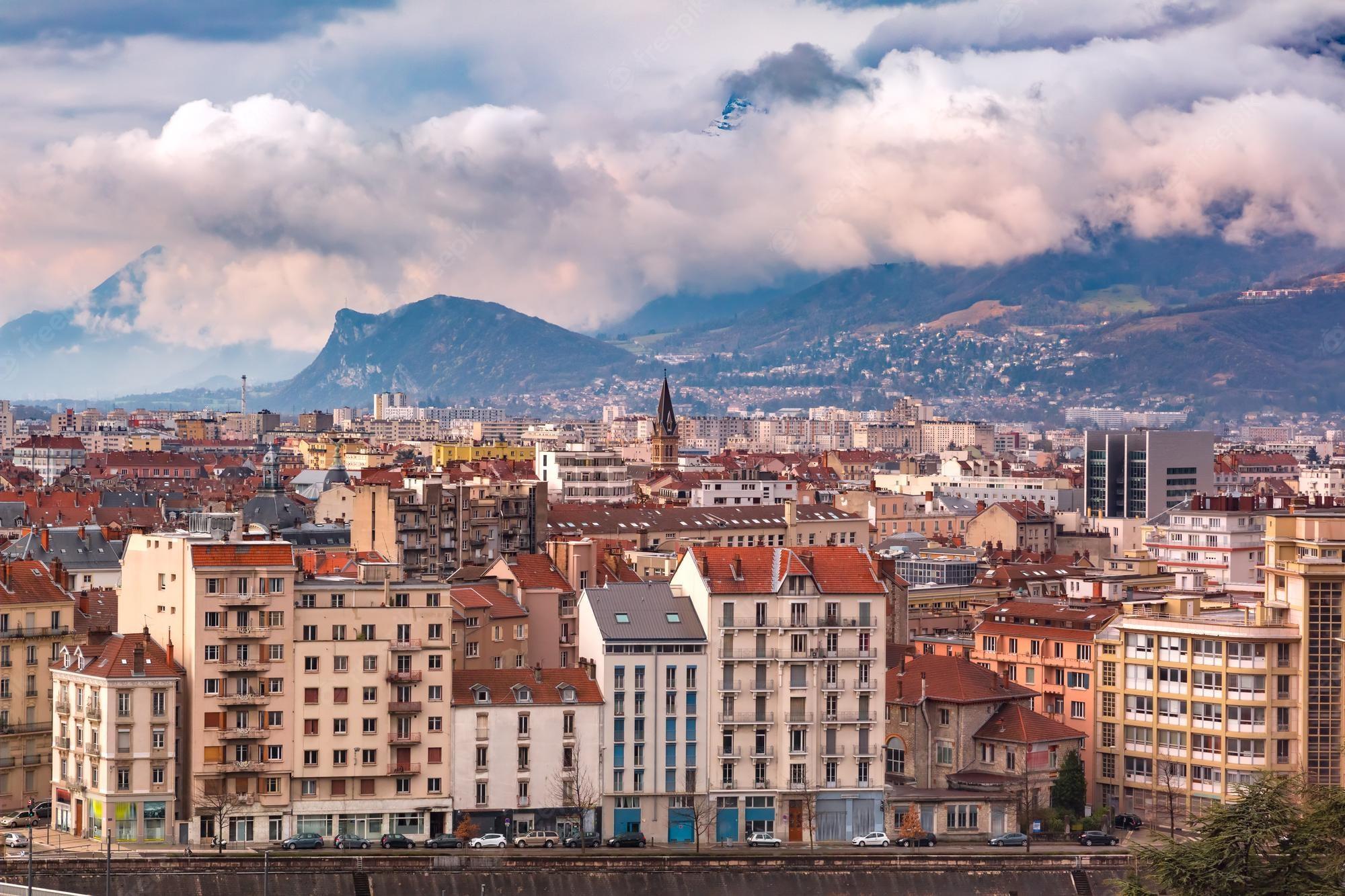 2000x1333 Premium Photo. Old town of grenoble france