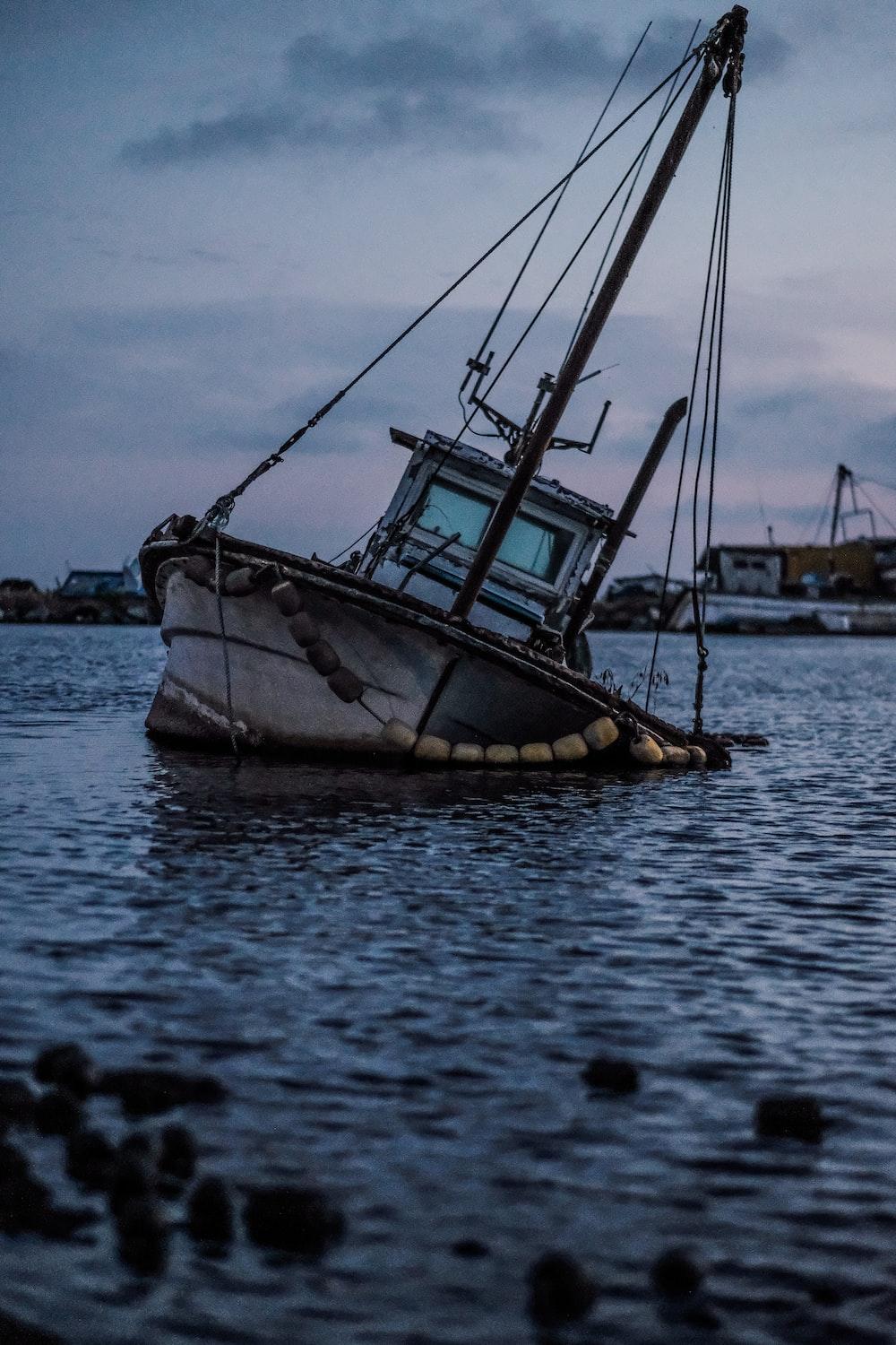 1000x1500 Sinking Ship Picture. Download Free Image